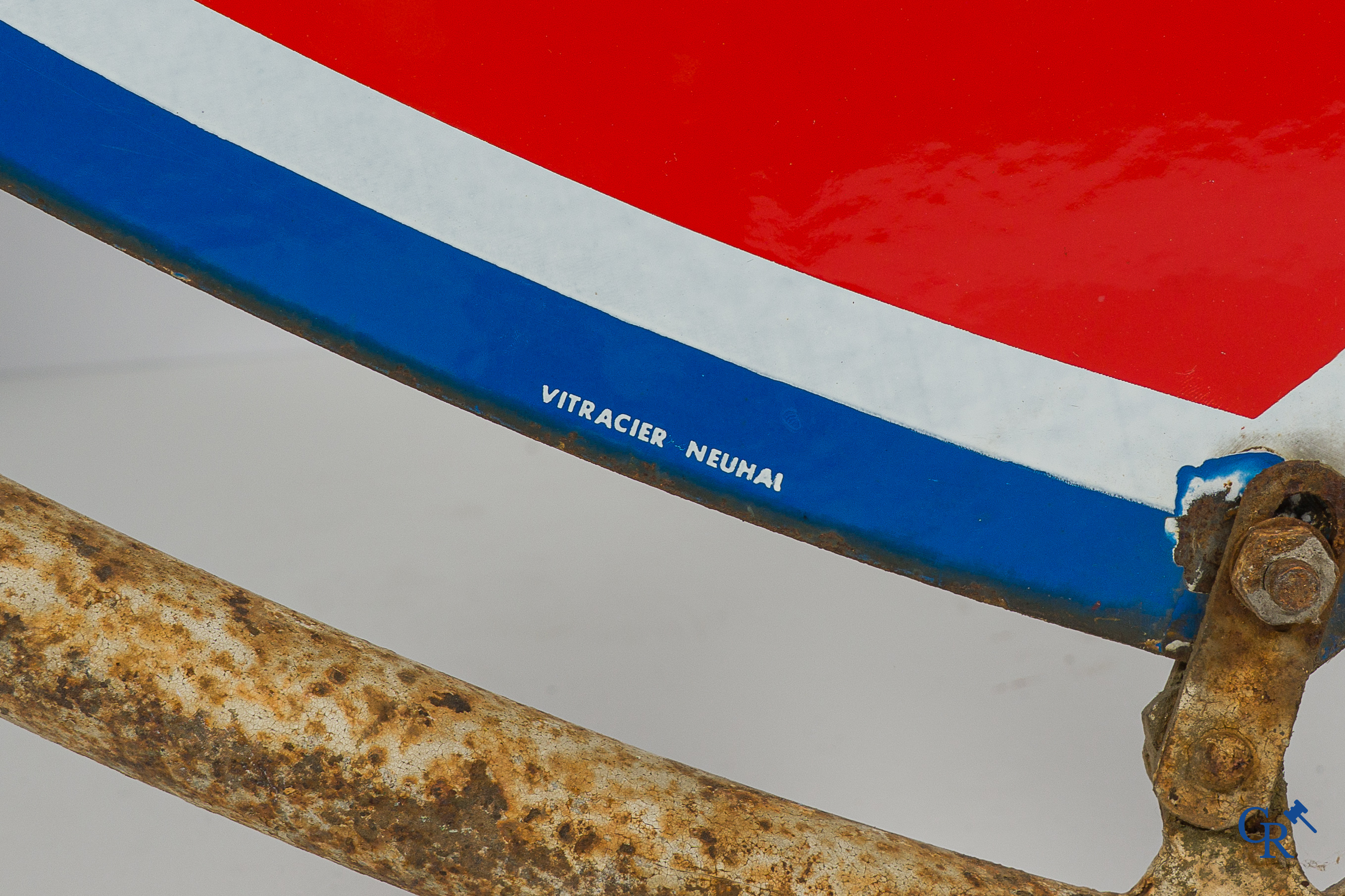 Fina. Groot dubbelzijdig geëmailleerd uithangbord in metalen frame met de originele aluminium spots. Circa 1950.
