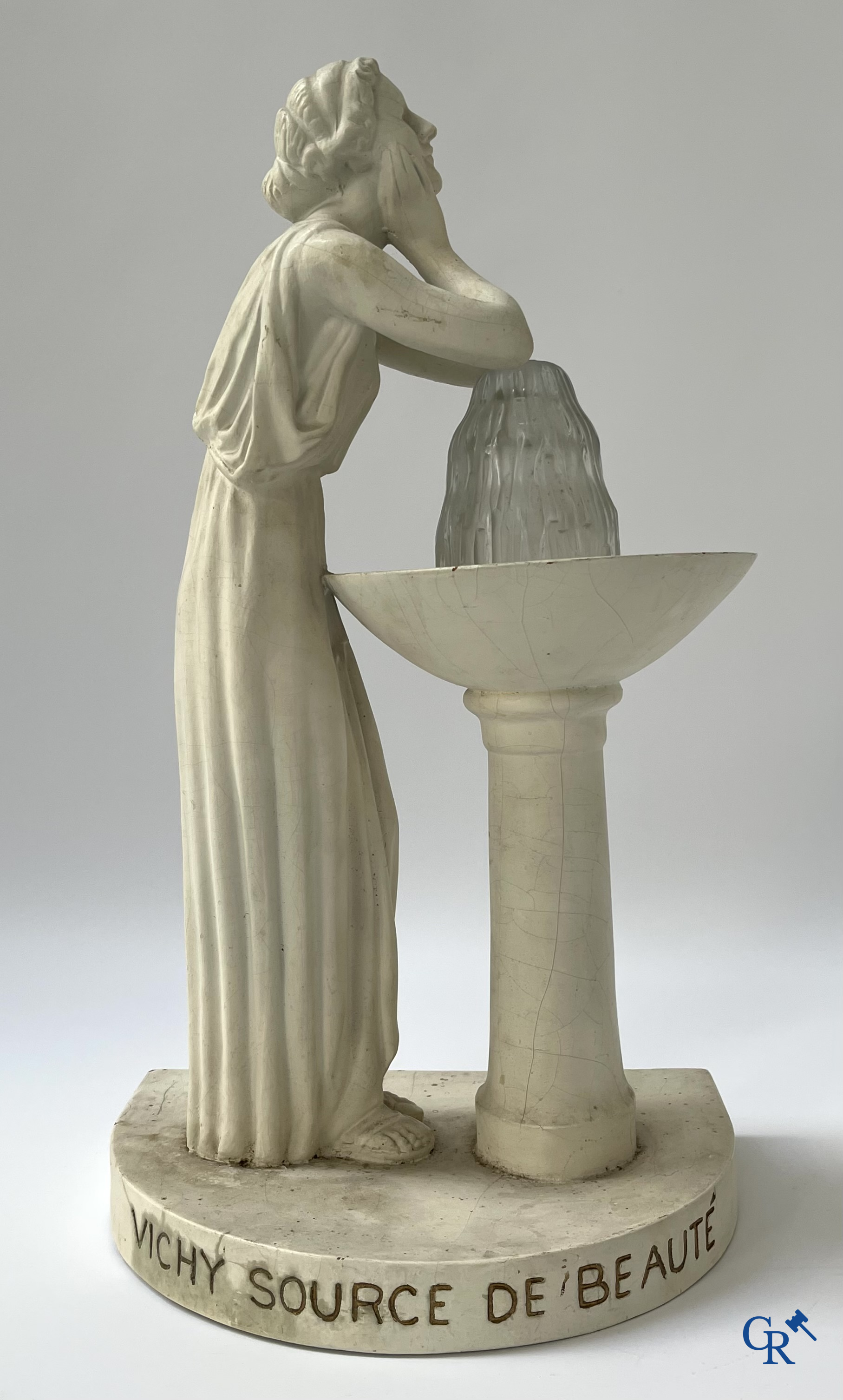 Vichy, Source de beauté. Lamp in papier-maché opgelegd met gepatineerd plaaster. Vroege uitvoering circa 1930-40.