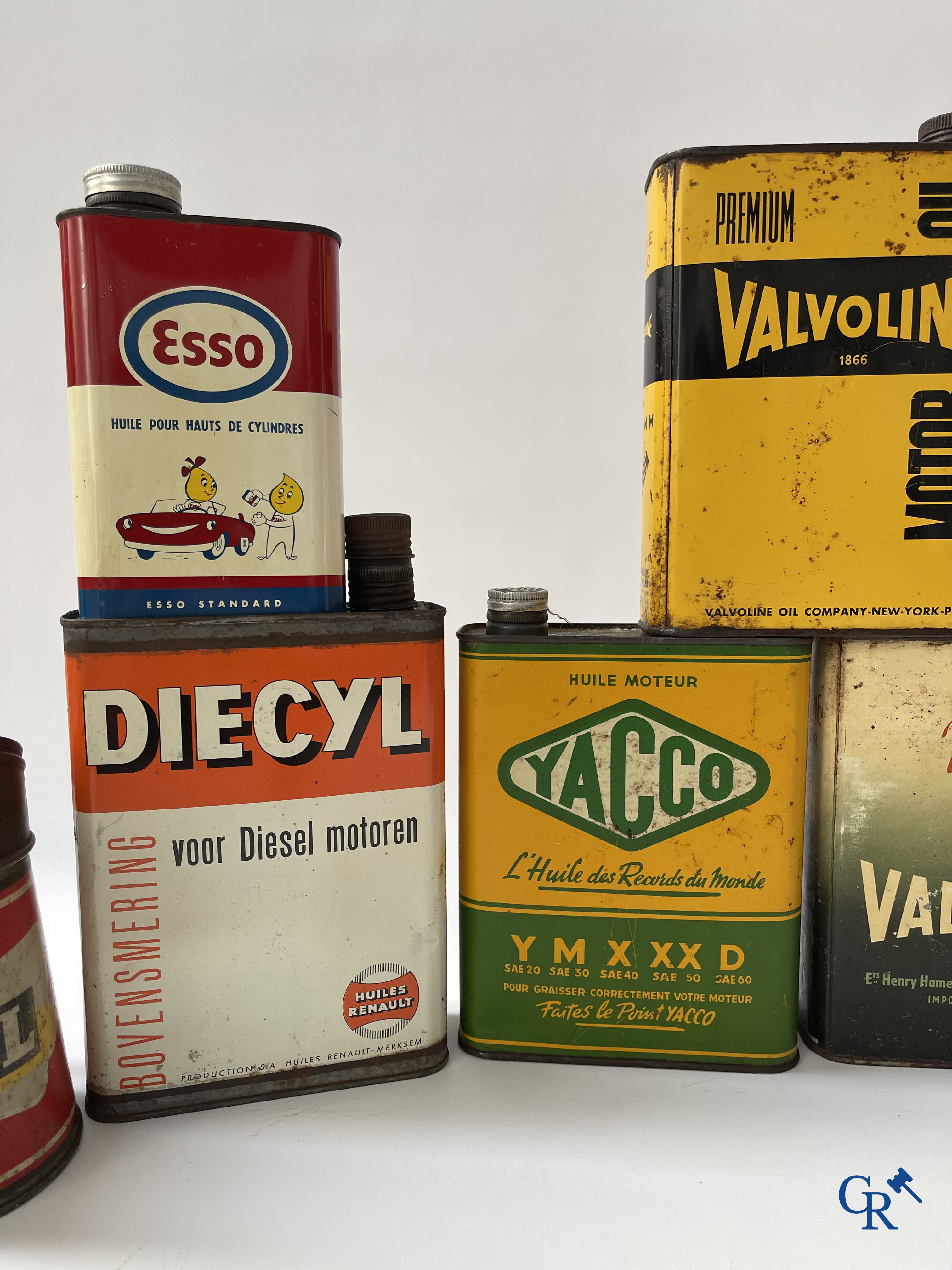 6 Olieblikken, Esso, Renault, Yacco, Valvoline en 3 oliekannen van het merk Hafa Dopee en Motul. Jaren '50-'60.