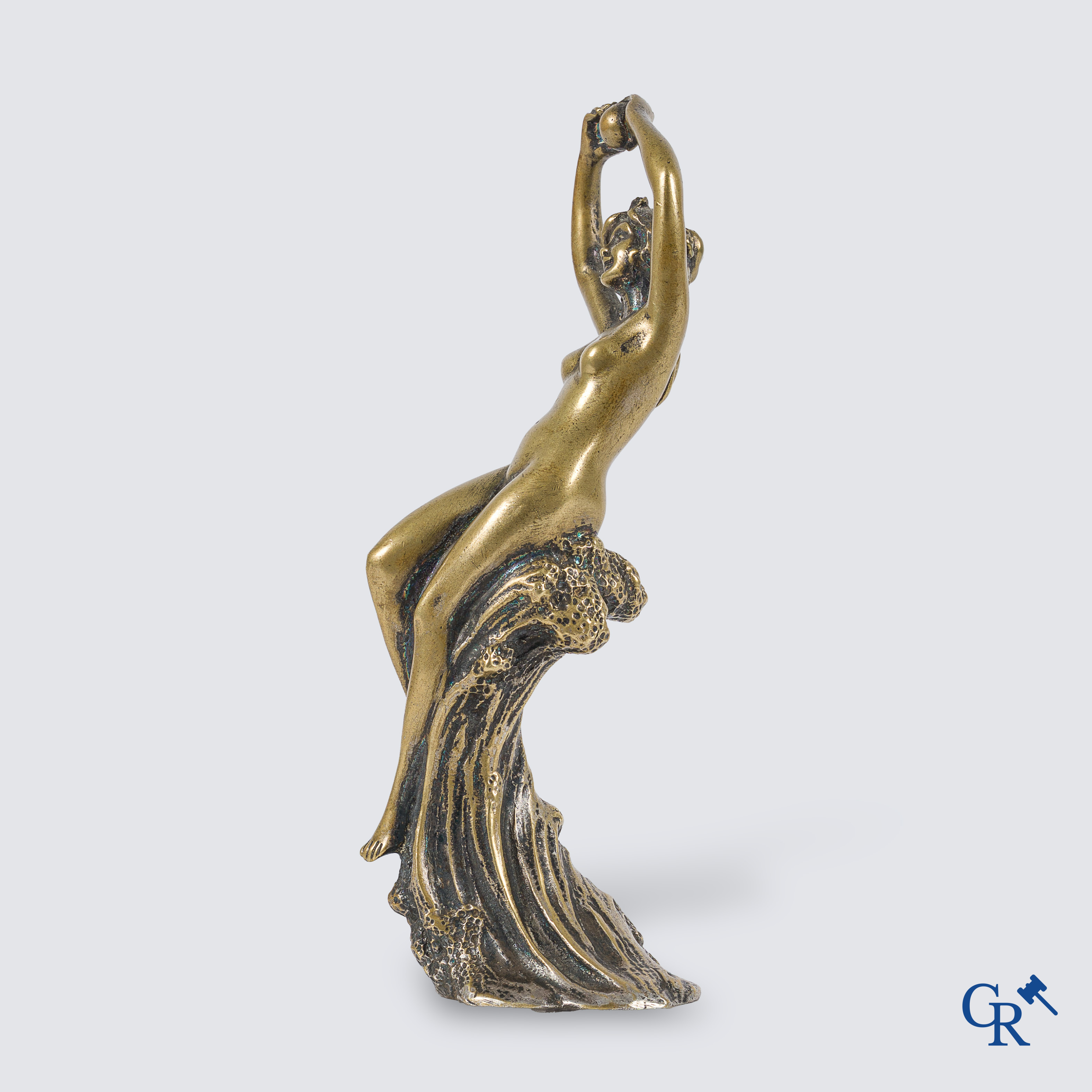 Automobilia. Een verzilverde bronzen automascotte. Circa 1920-1930.