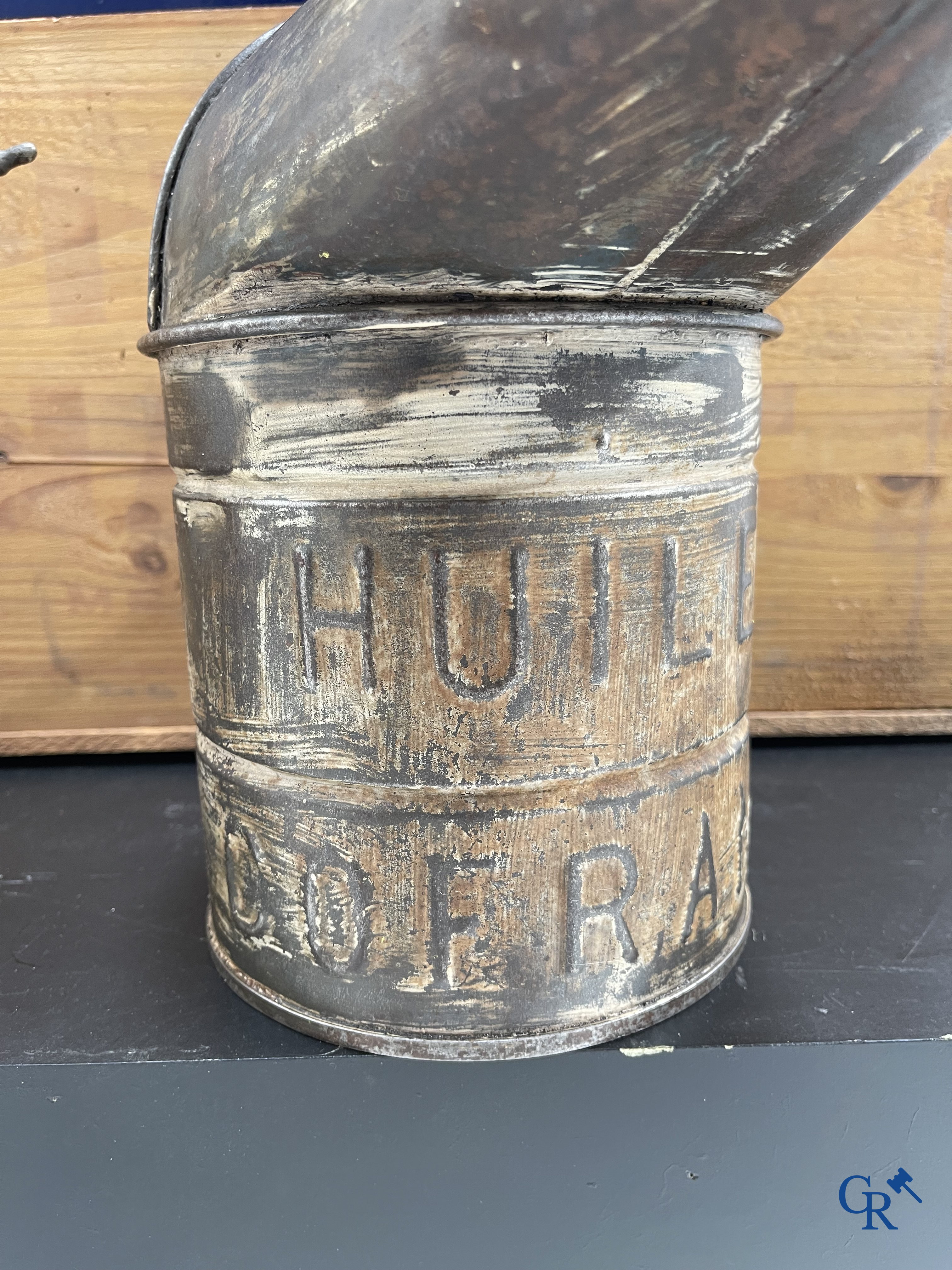 Automobilia, Lot avec une plaque émaillée publicitaire Peugeot, des bidons d'huile et une caisse en bois Huiles Renault.