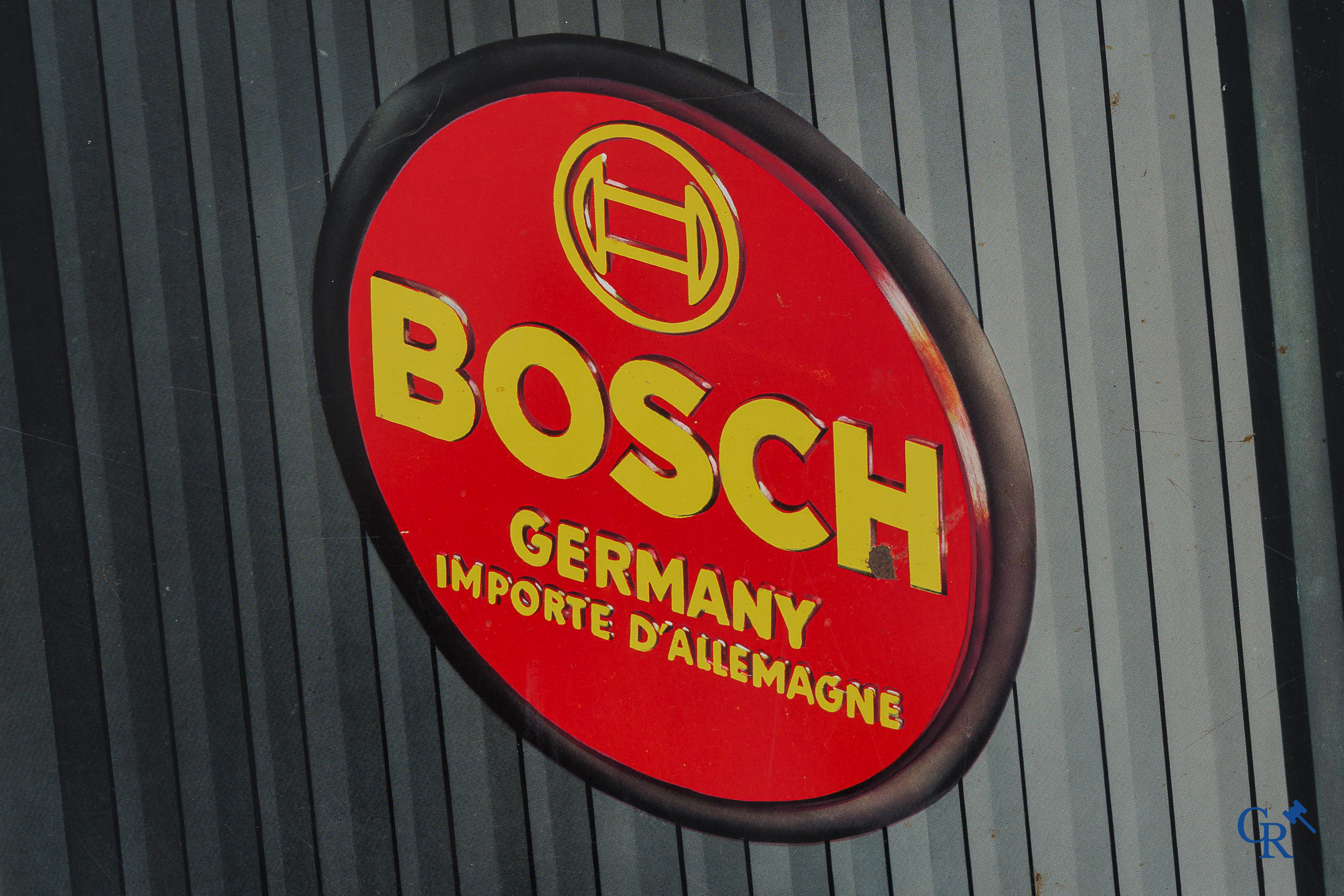 Bosch. Groot publiciteitsbord in beschilderd blik in reliëf voor accu's of autobatterijen van Bosch.