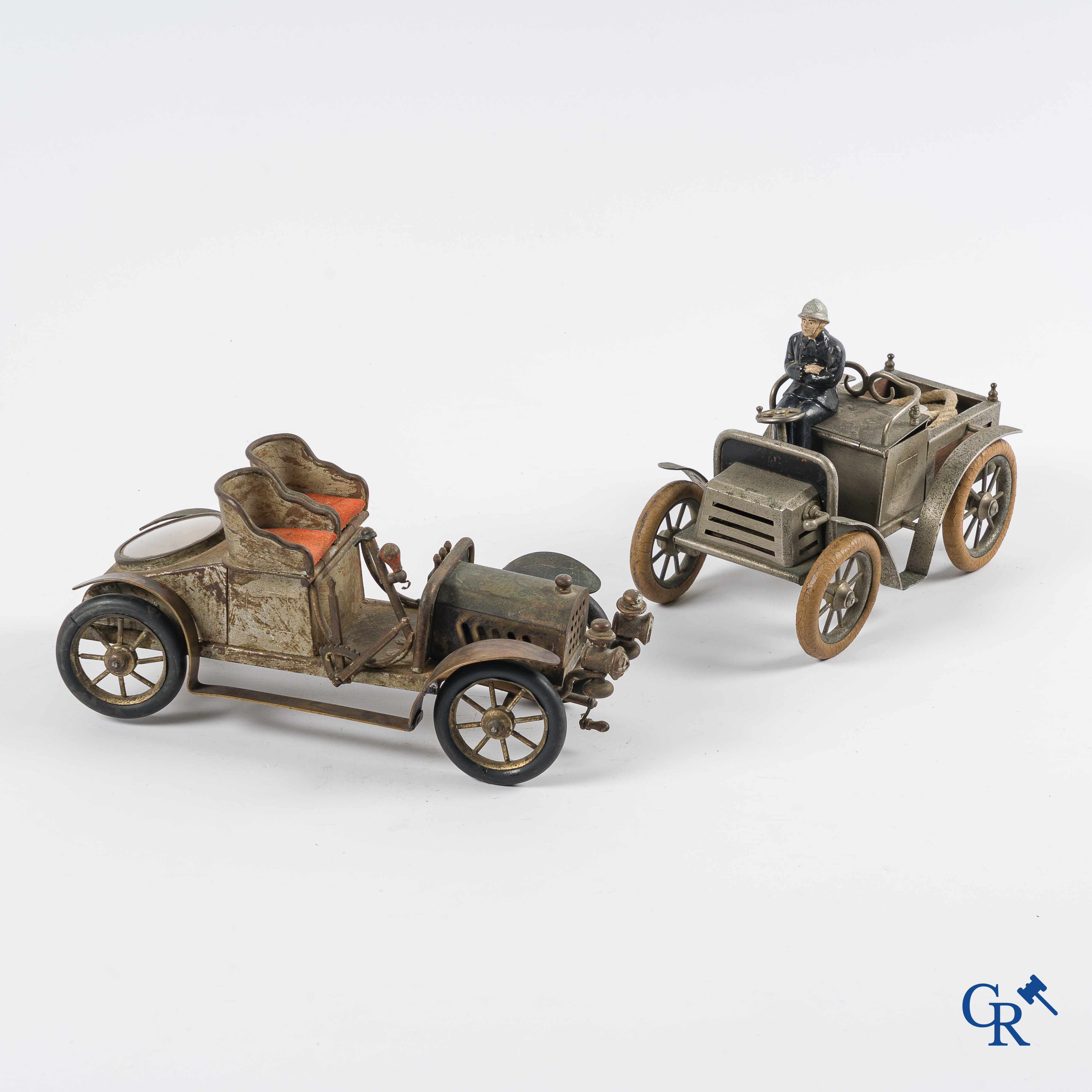 Chevob & Co. Bureaustel in de vorm van een open tourer met ingewerkte klok en een vroege brandweerwagen. Begin 1900.