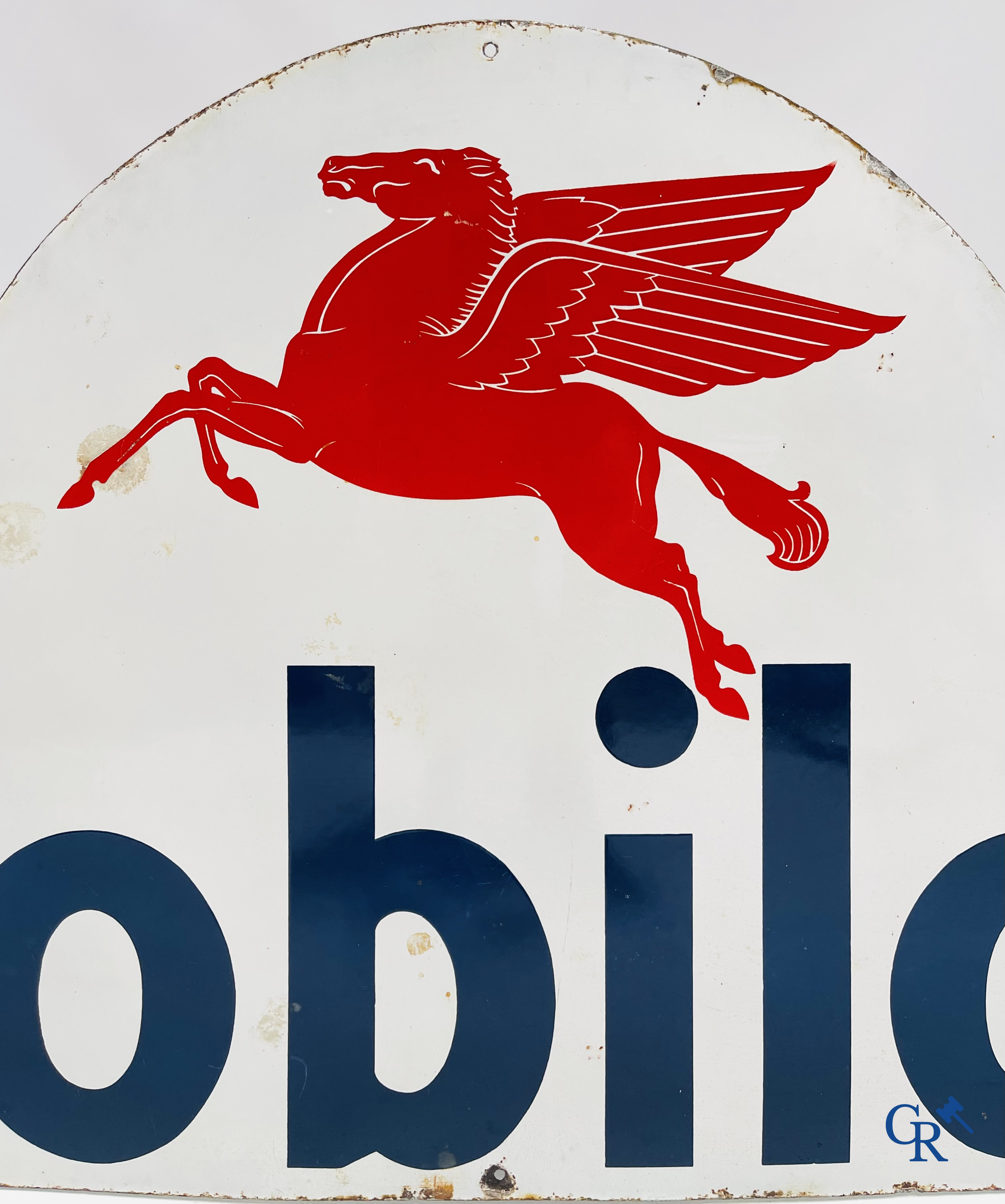 Mobiloil. Plaque émaillée publicitaire avec représentation du Mobiloil Pegasus. Fabrication belge. Vers 1940-1950.