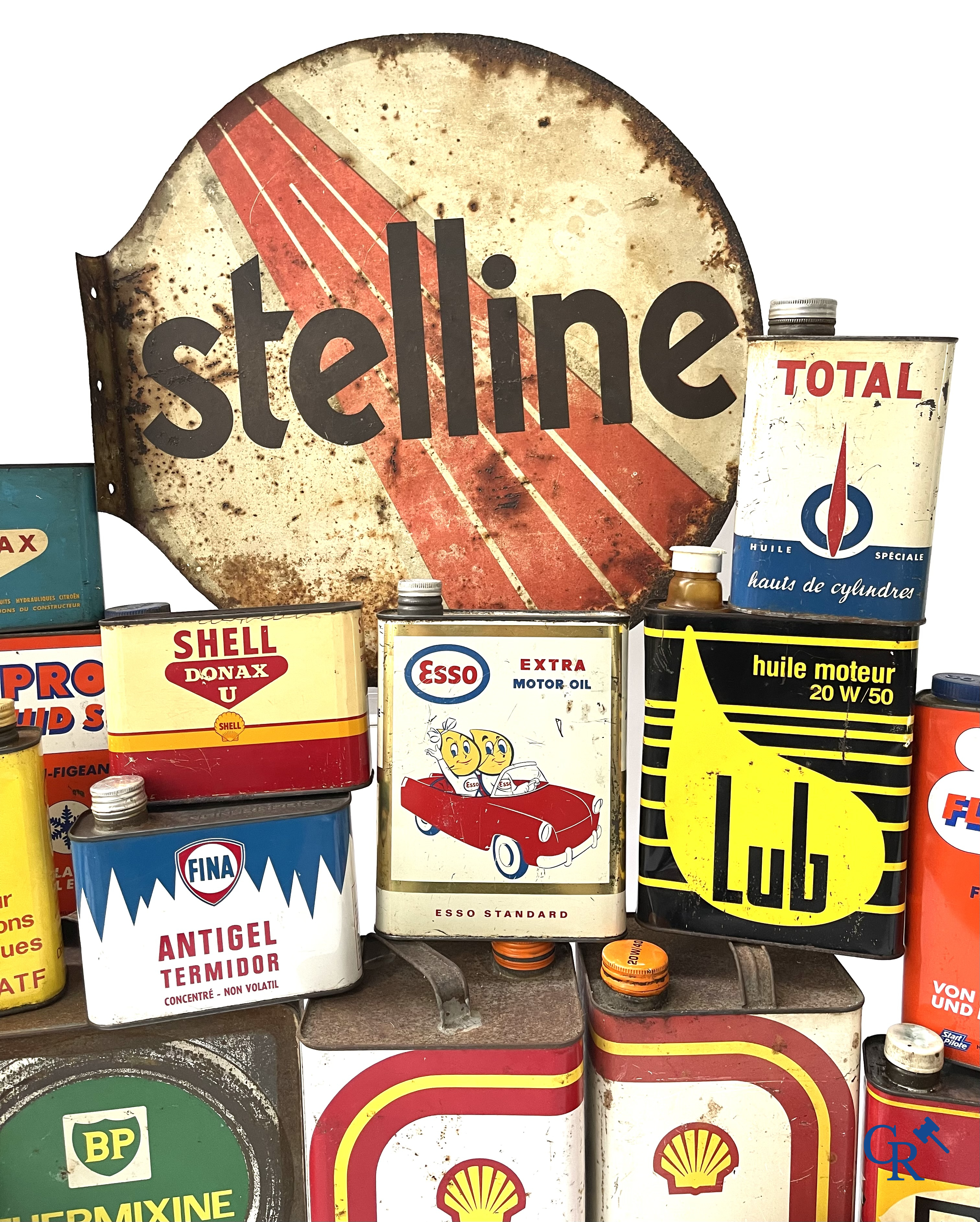 Automobilia, Grand lot de bidons d'huile, enseigne publicitaire Stelline, verseur d'huile Antar et une petit plaque en tôle émaillée. Années '50-'60.