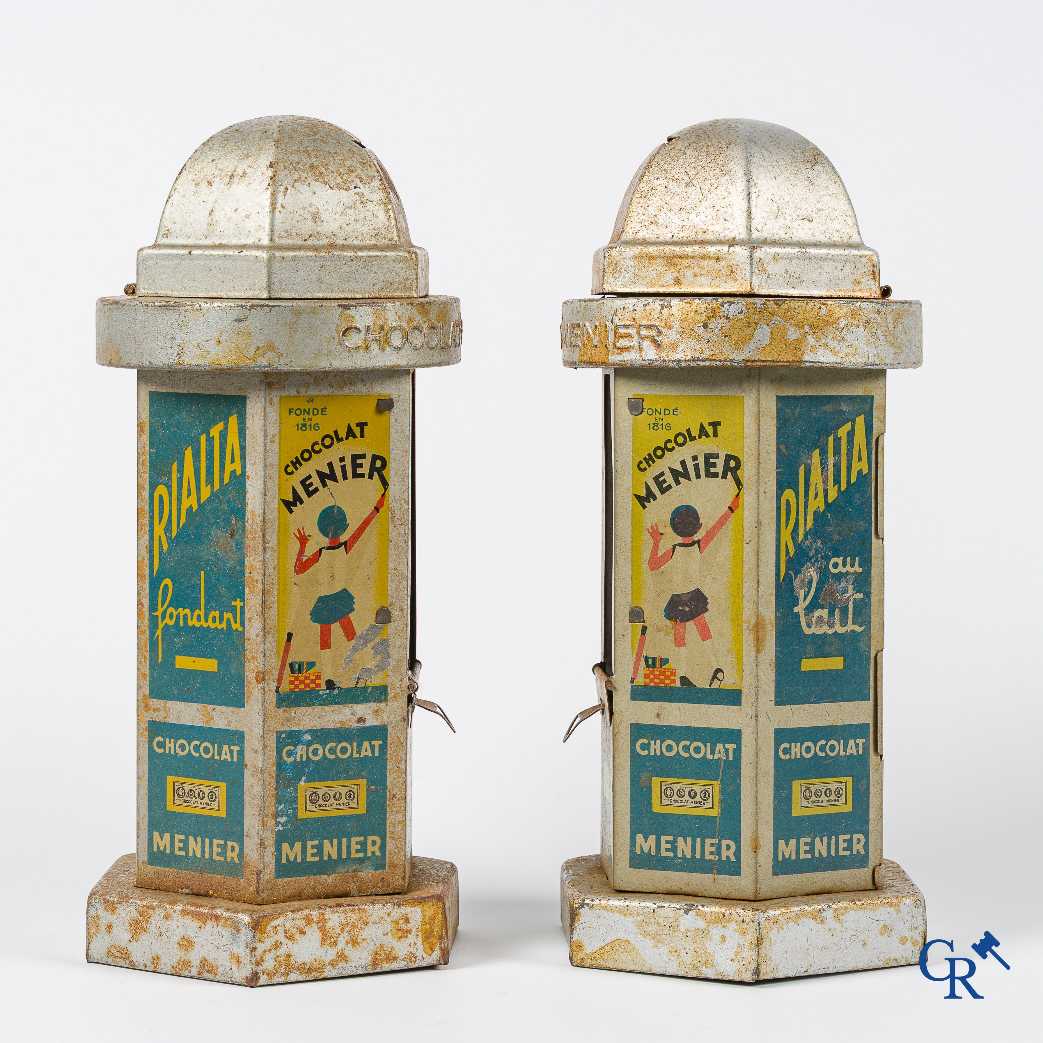 Chocolat Menier. 2 kioskvormige spaarpotten of automaten voor chocoladerepen van Menier. Jaren '30-'40.