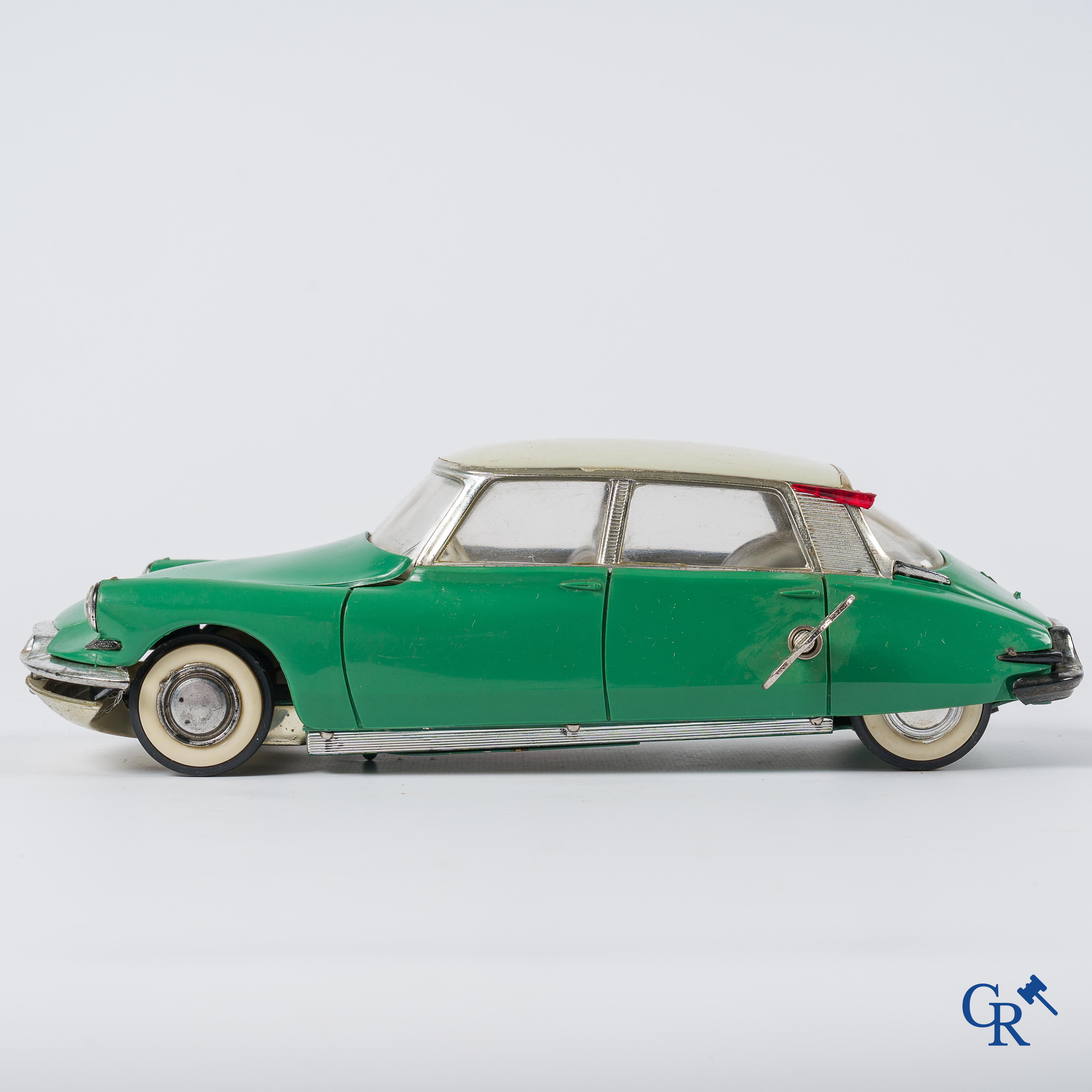 Oud speelgoed. Gégé, Frankrijk. Citroen DS 19 met mechanische motor en elektrische verlichting.