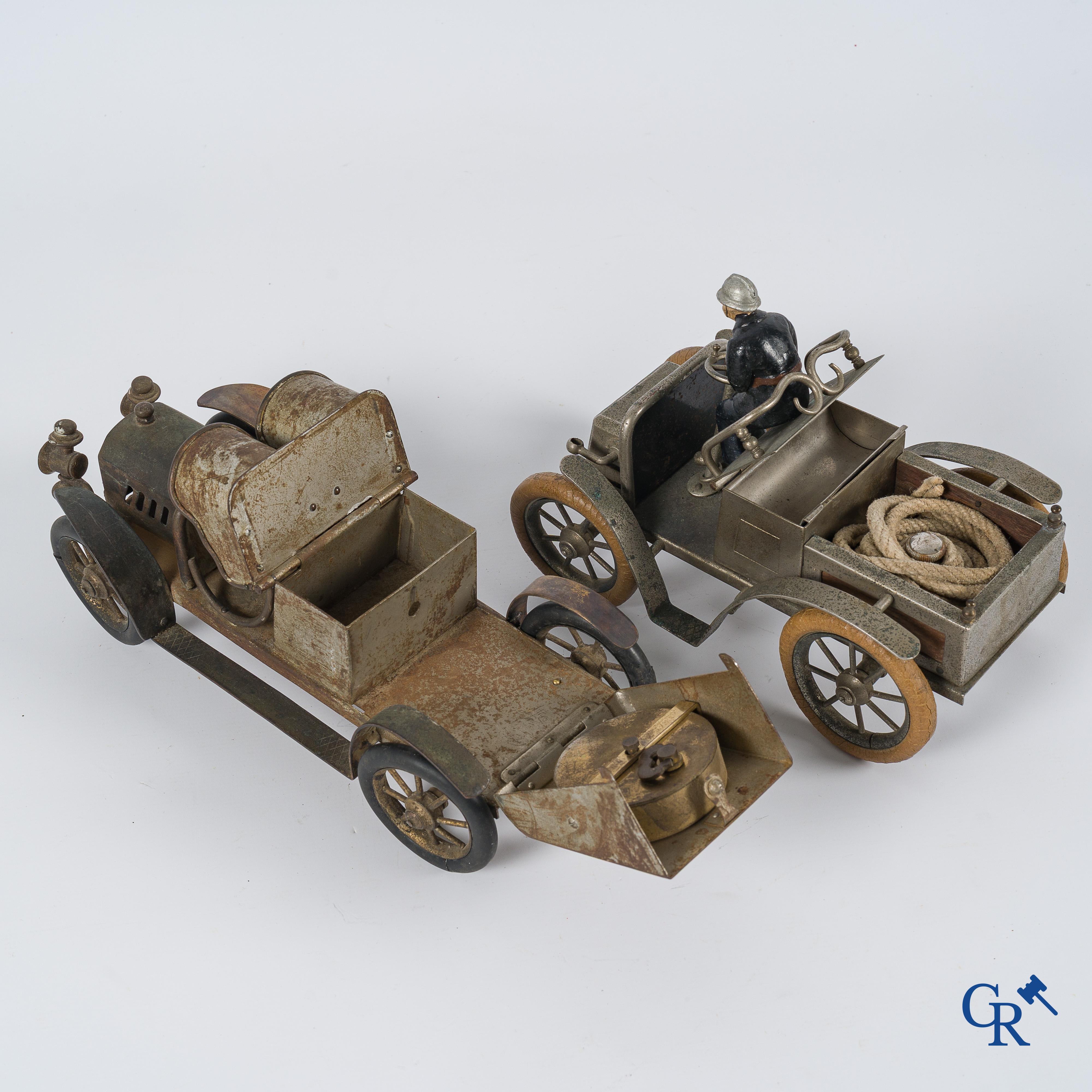Chevob & Co. Bureaustel in de vorm van een open tourer met ingewerkte klok en een vroege brandweerwagen. Begin 1900.