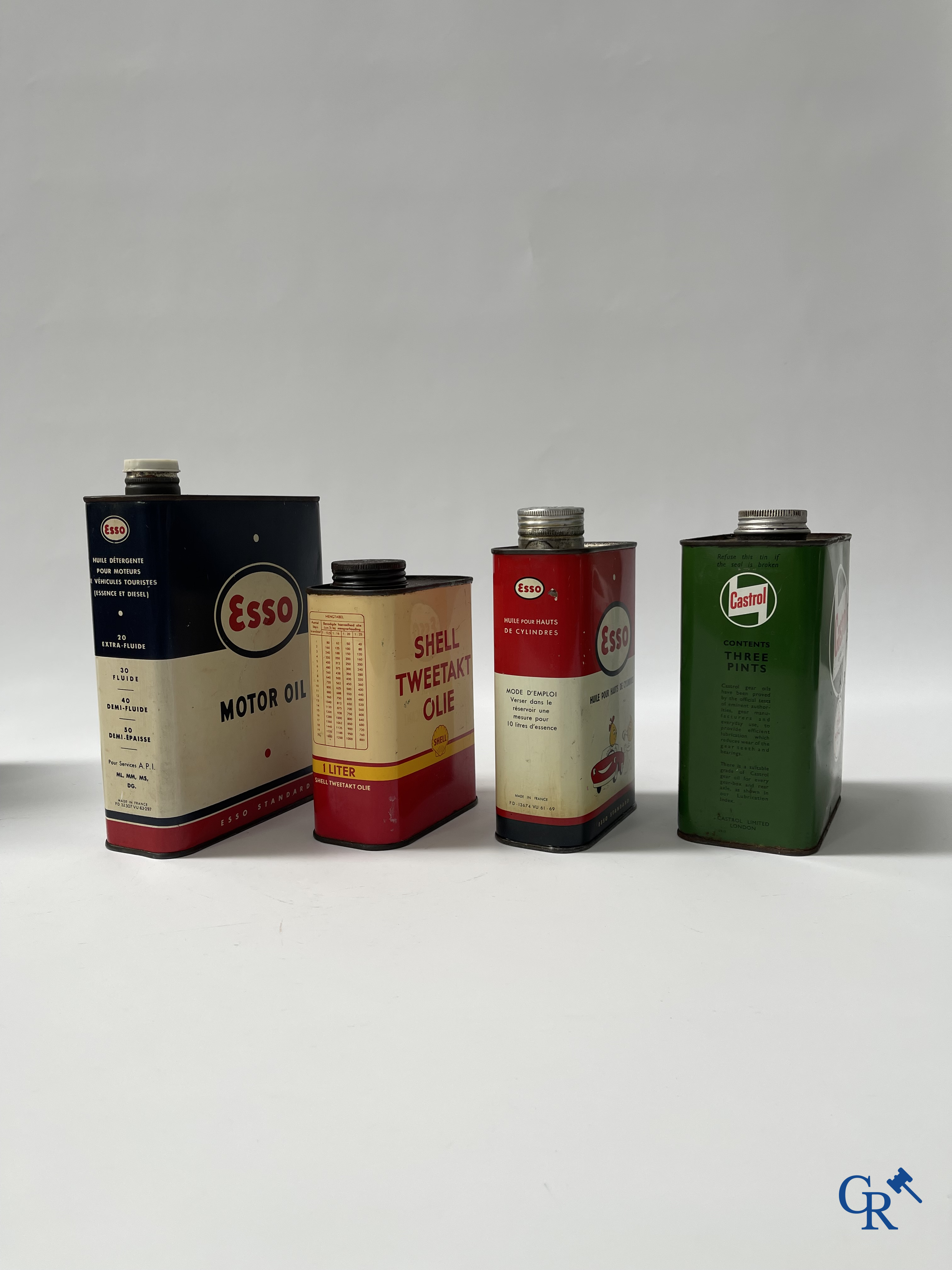 Automobilia. Lot olieblikken en een Eskimo Spécial Anti-vries blik. Castrol, Esso, Shell, jaren '50-'60.
