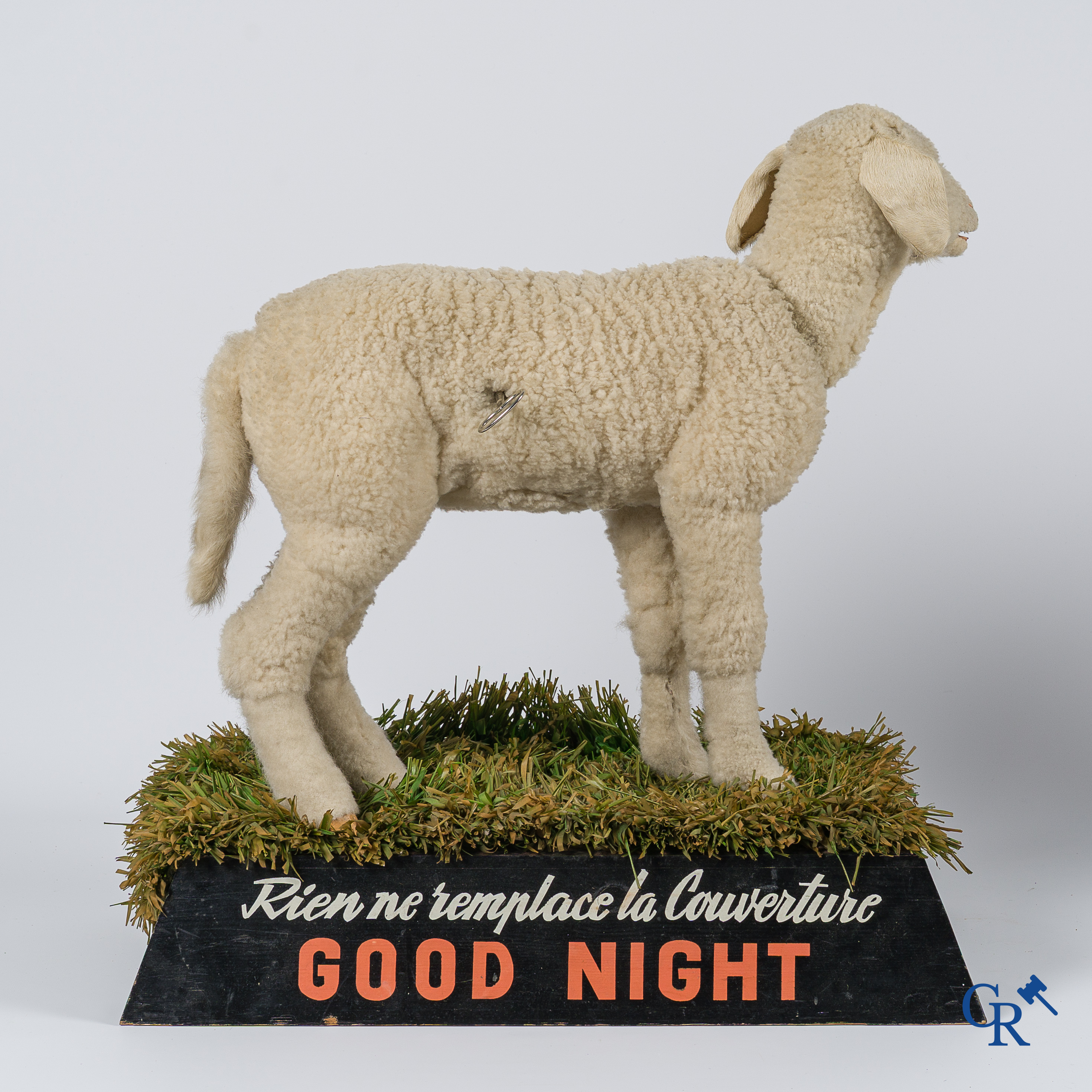 Geheel van 2 vitrine publiciteitsautomaten voor het merk Good Night. Mechaniek met opwindsysteem. Circa 1930.