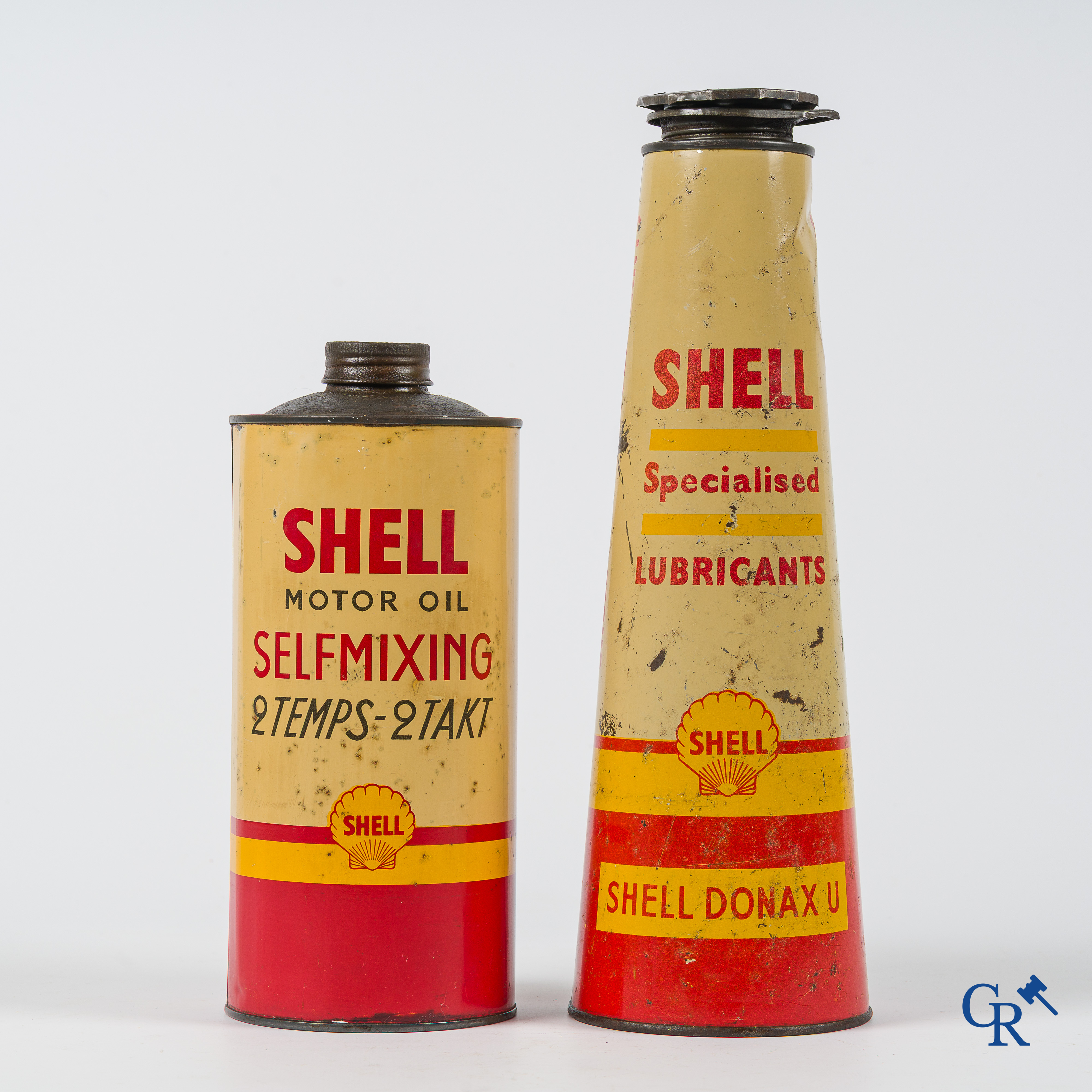 Shell Motor Olie. 2 olieblikken. Shell Donax U 1L. conisch, en Shell Selfmixing 2 Takt. Jaren '40-'50.