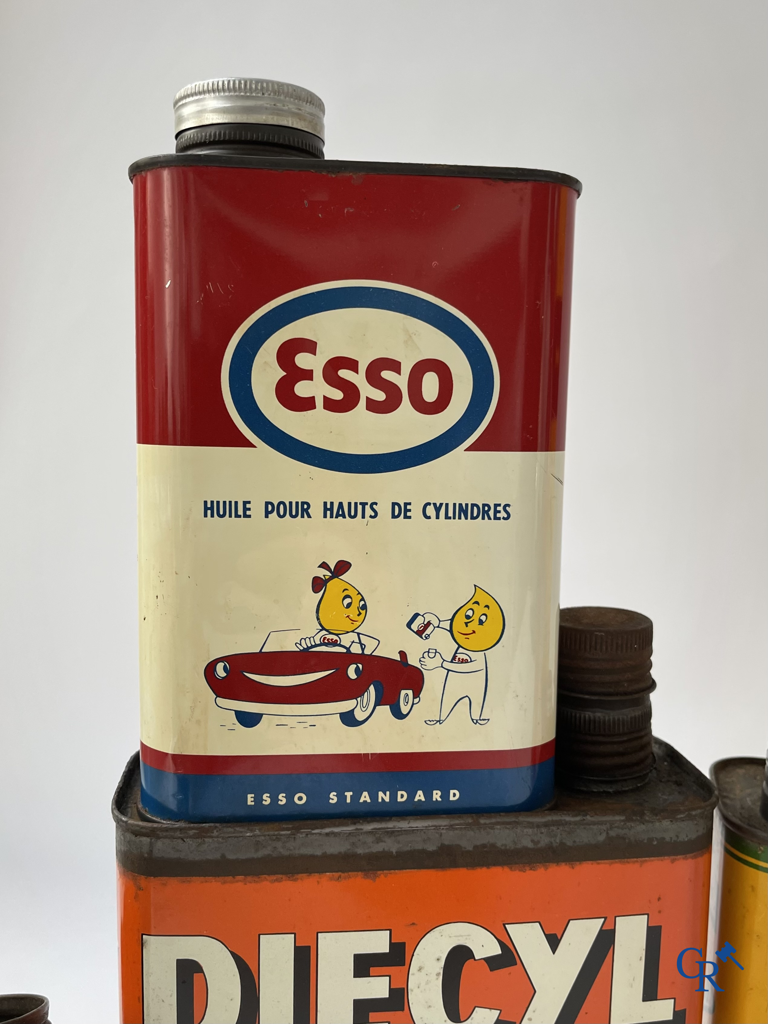 6 Olieblikken, Esso, Renault, Yacco, Valvoline en 3 oliekannen van het merk Hafa Dopee en Motul. Jaren '50-'60.