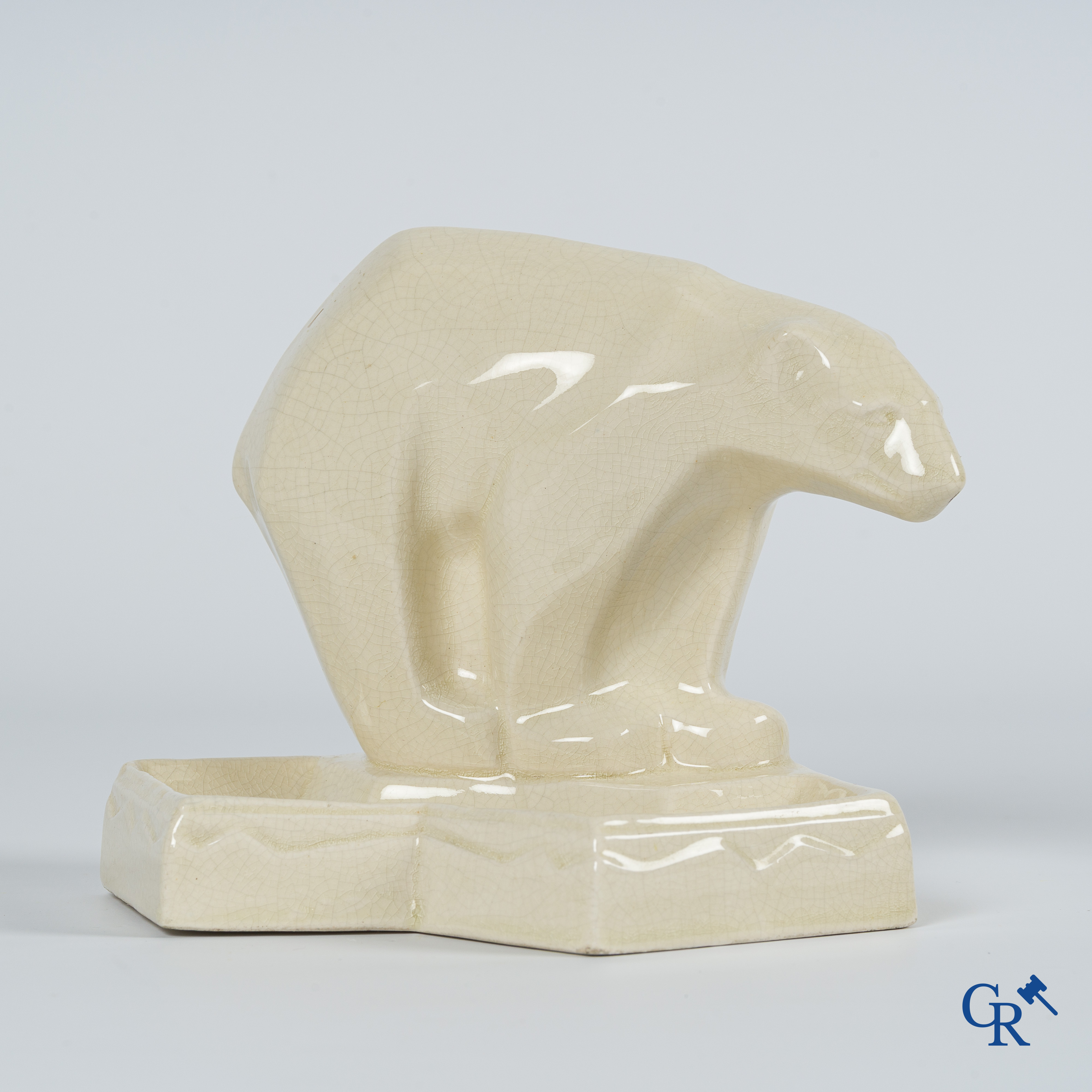 Art Deco. Vide poche in craquelé faience met voorstelling van een ijsbeer. Circa 1930.
