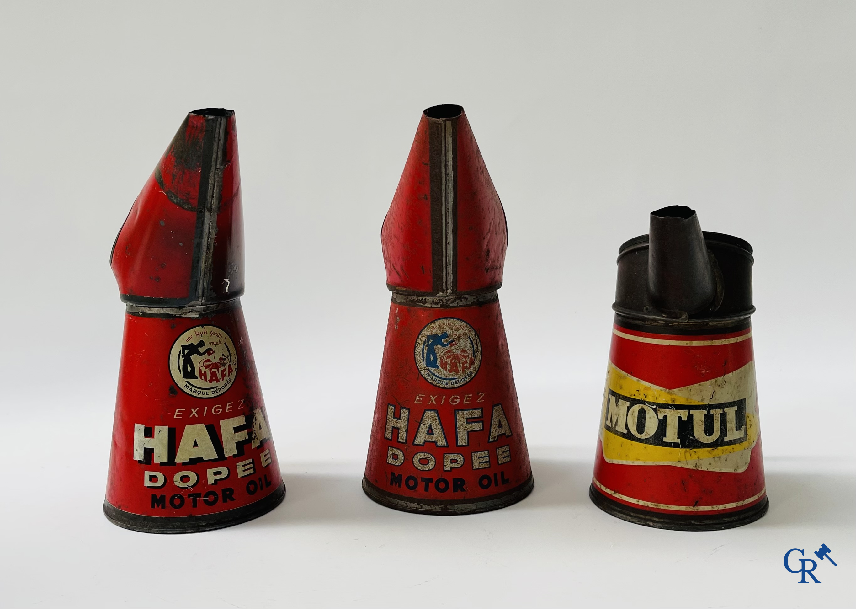 6 Olieblikken, Esso, Renault, Yacco, Valvoline en 3 oliekannen van het merk Hafa Dopee en Motul. Jaren '50-'60.