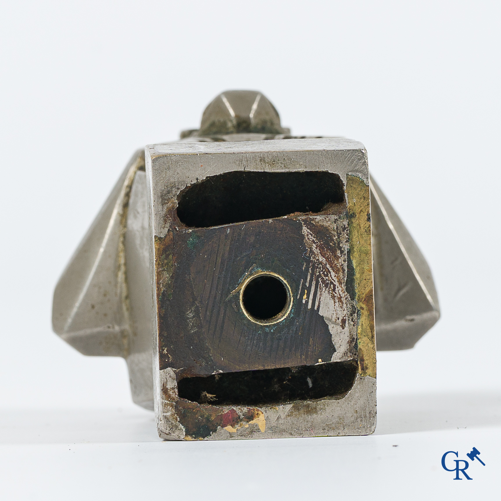 Automobilia. Art Deco gestileerde "Aap" automascotte in verzilverd brons. Ontwerp van Casimir Brau. Jaren '20.