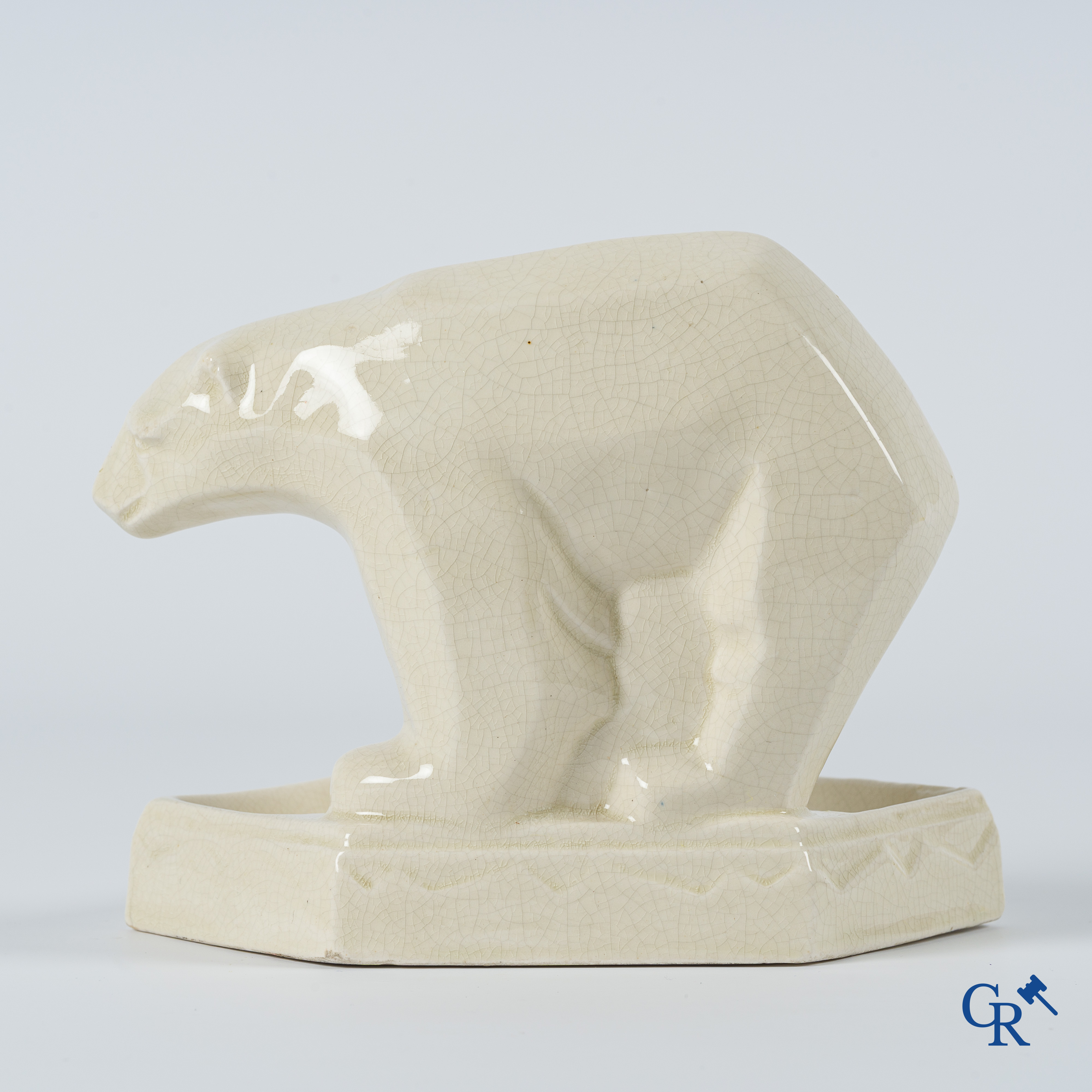 Art Deco. Vide poche in craquelé faience met voorstelling van een ijsbeer. Circa 1930.