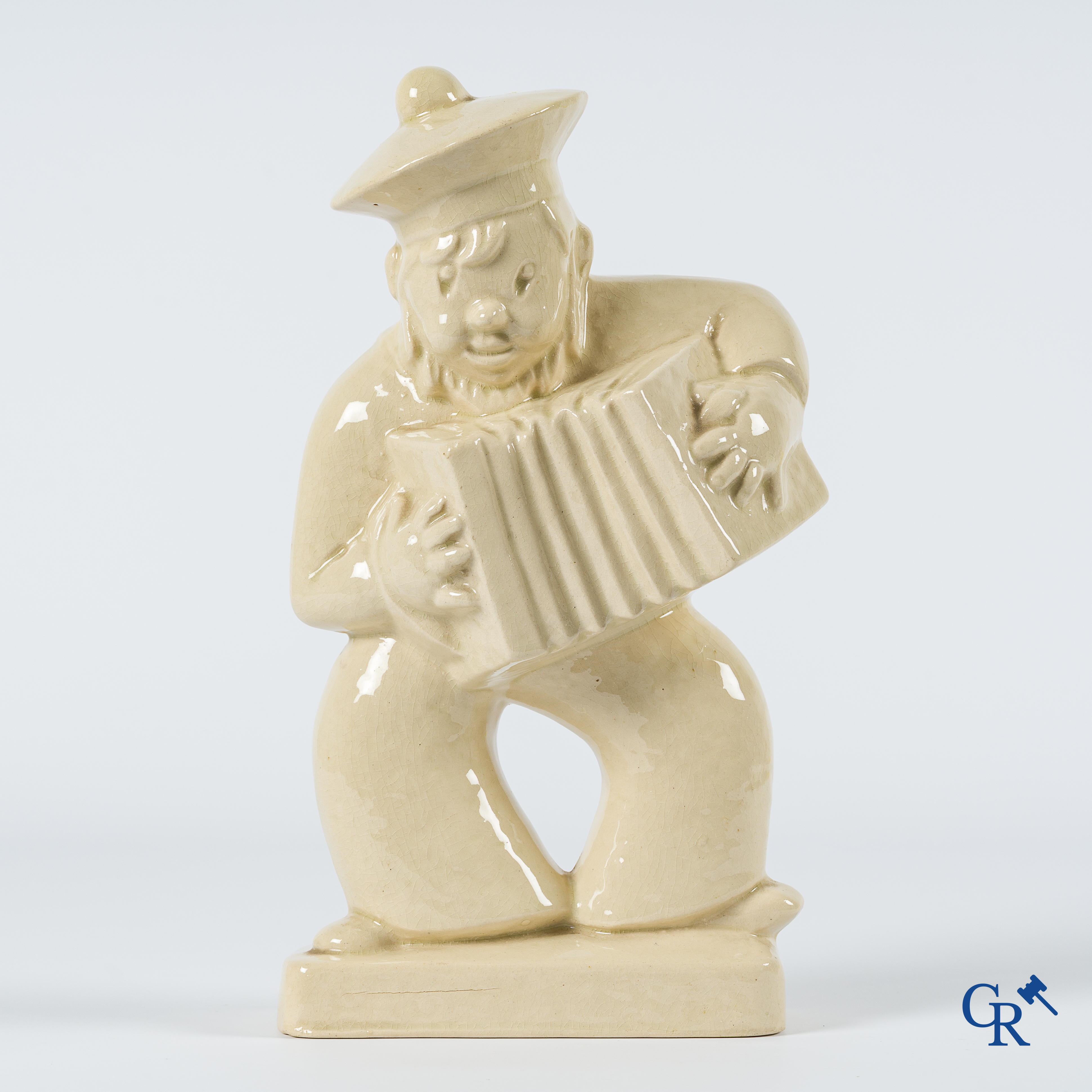 Art Deco. Matroos met accordeon in typische Franse craquelé geglazuurde faience. Circa 1930.