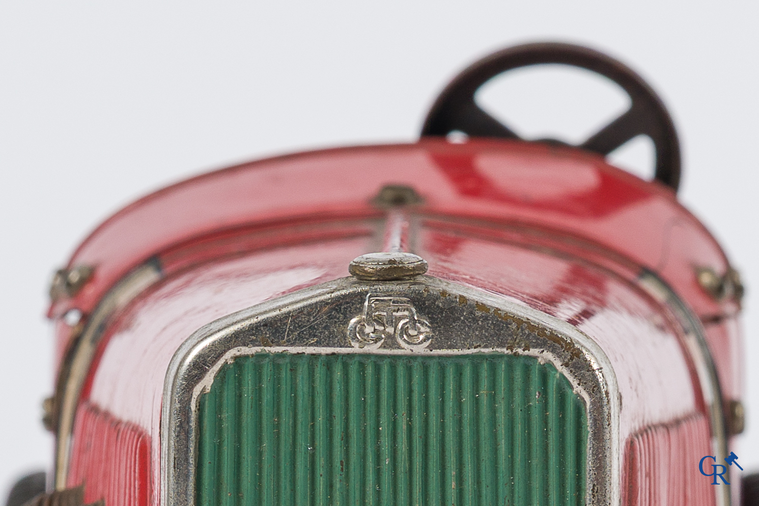 Märklin. Oud speelgoed. Originele opwindbare Mercedes modelauto in beschilderd blik. 30'er jaren.