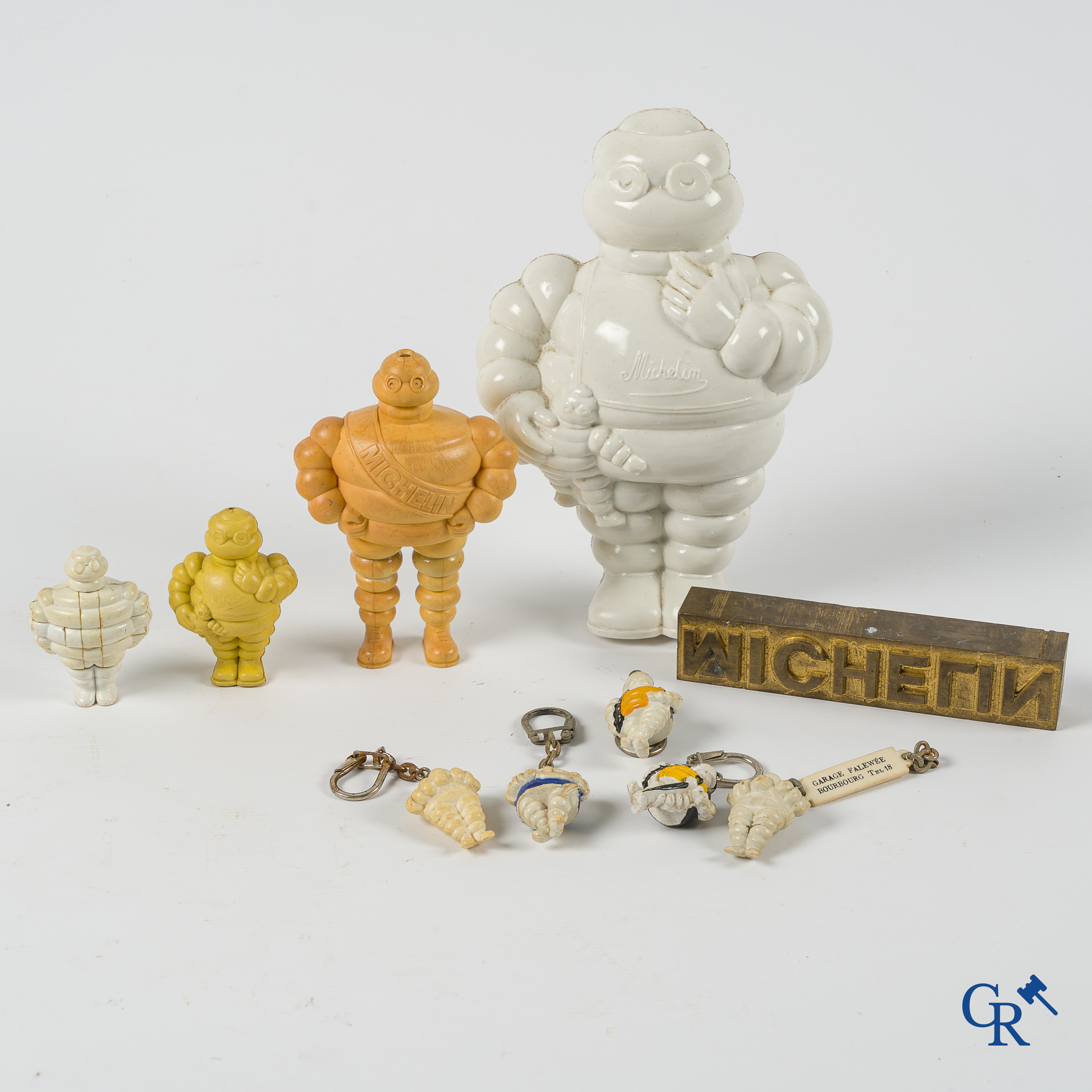Michelin. Lot Bibendum figuren, Michelin sleutelhangers en een originele drukstempel in brons.