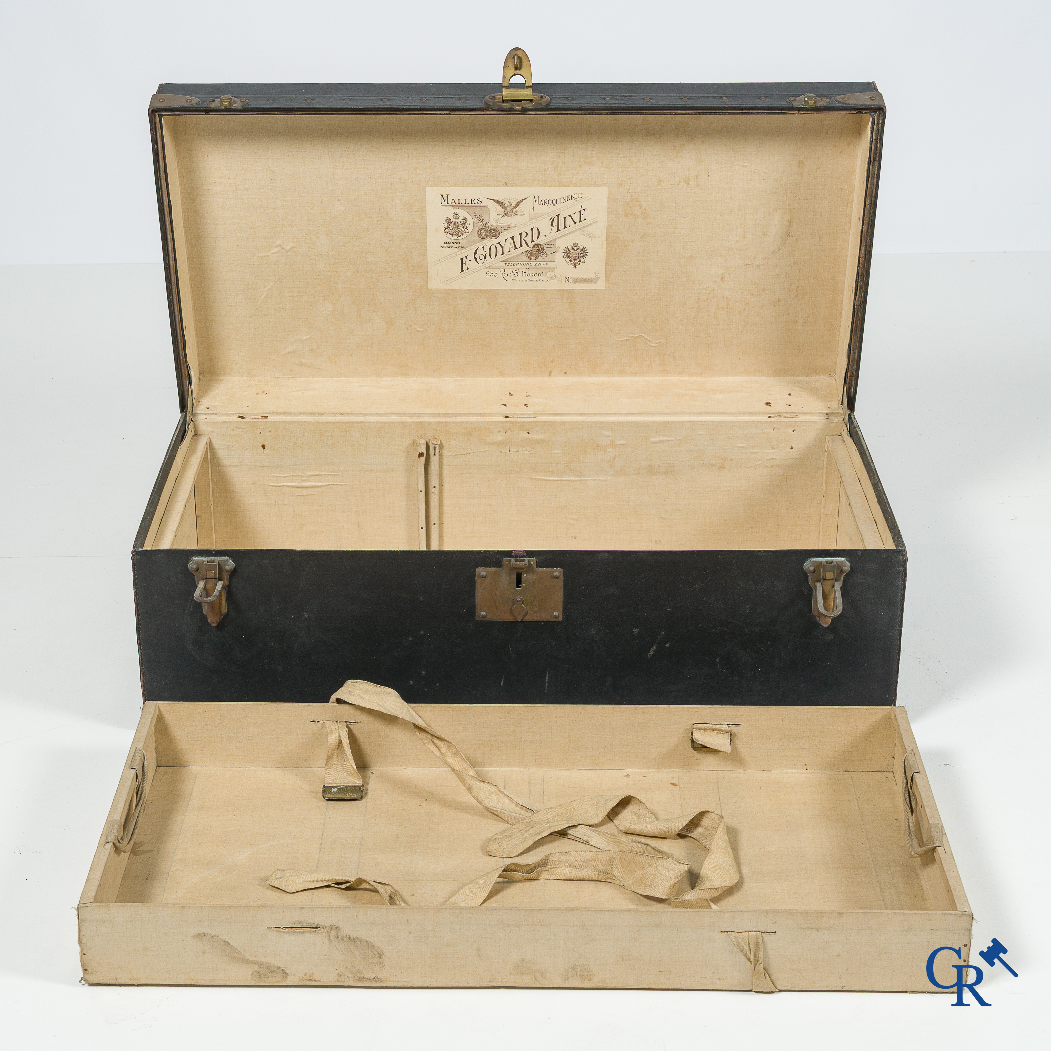Malles Goyard, 233 Rue Saint Honoré, Paris. 2 Autokoffers in zwart leder. Circa 1930.