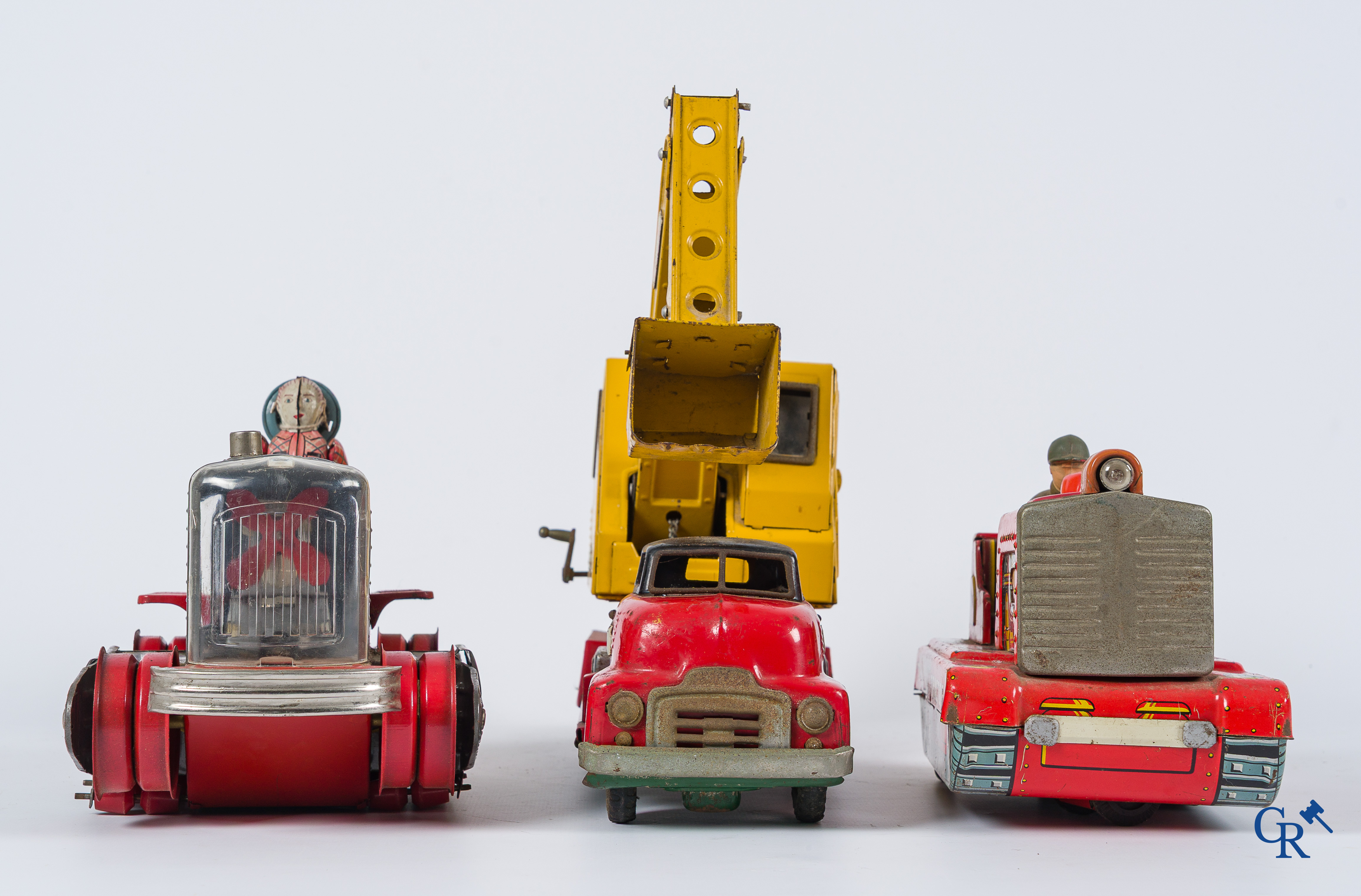 Oud Speelgoed. Japan. Lot met blikken speelgoed, made in Japan. 2 Tractors en een kraanwagen.