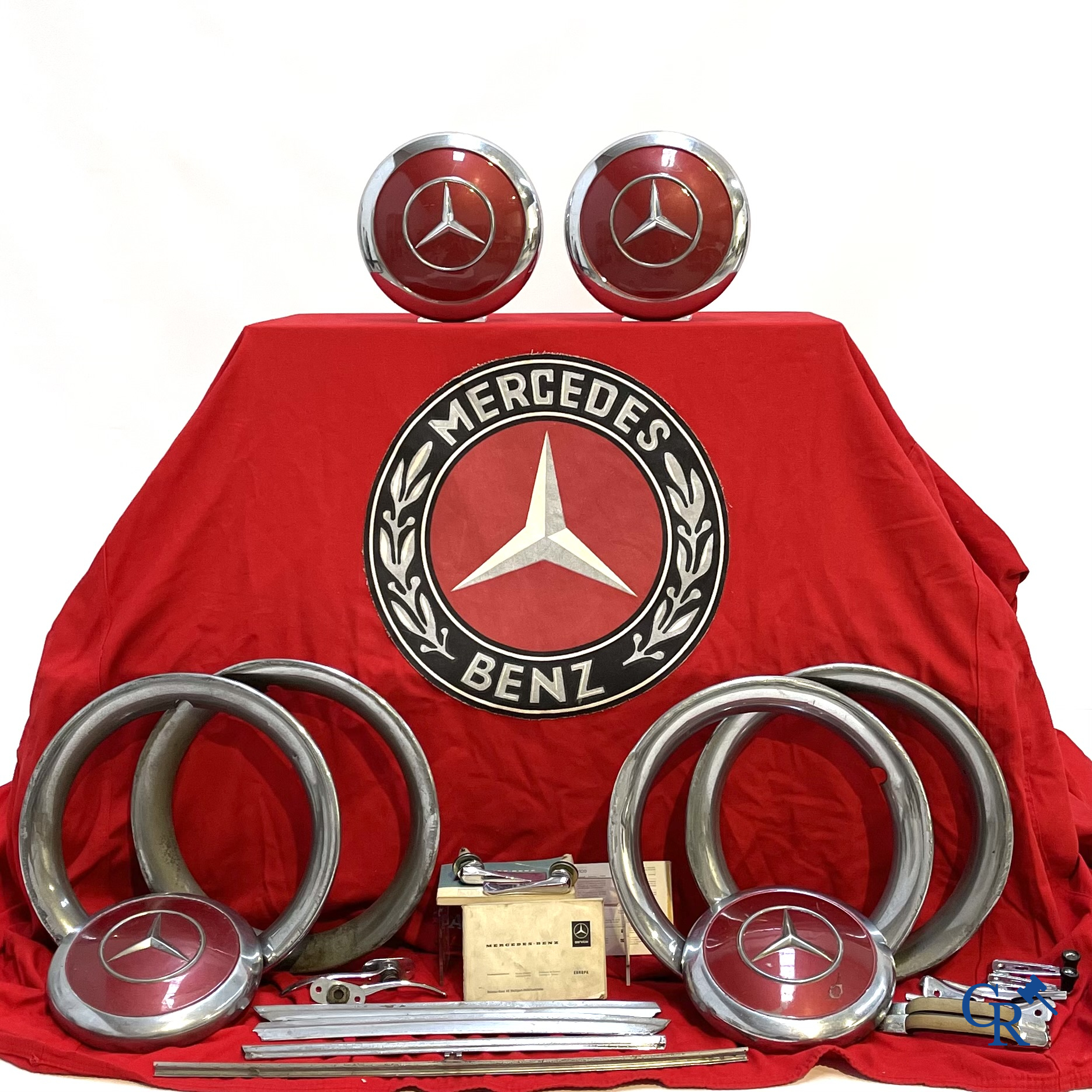 Mercedes-Benz 250 SL Pagode 1967. Een beschermhoes met embleem, 4 originele wieldoppen, en diverse onderdelen.