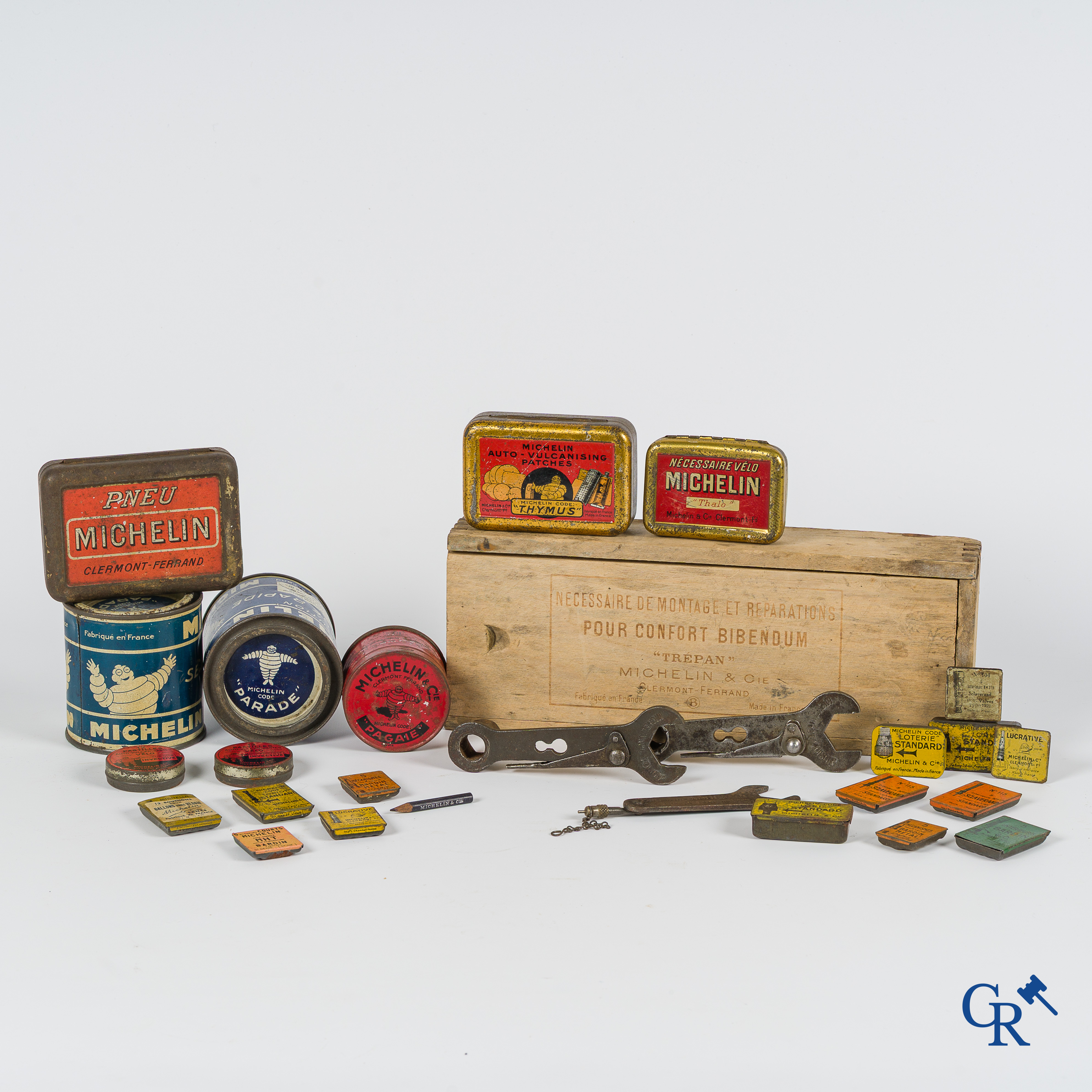 Automobilia. Michelin. Een vroege reparatiekit "Trépan" en een mooi lot blikdozen. Circa 1910-1930.