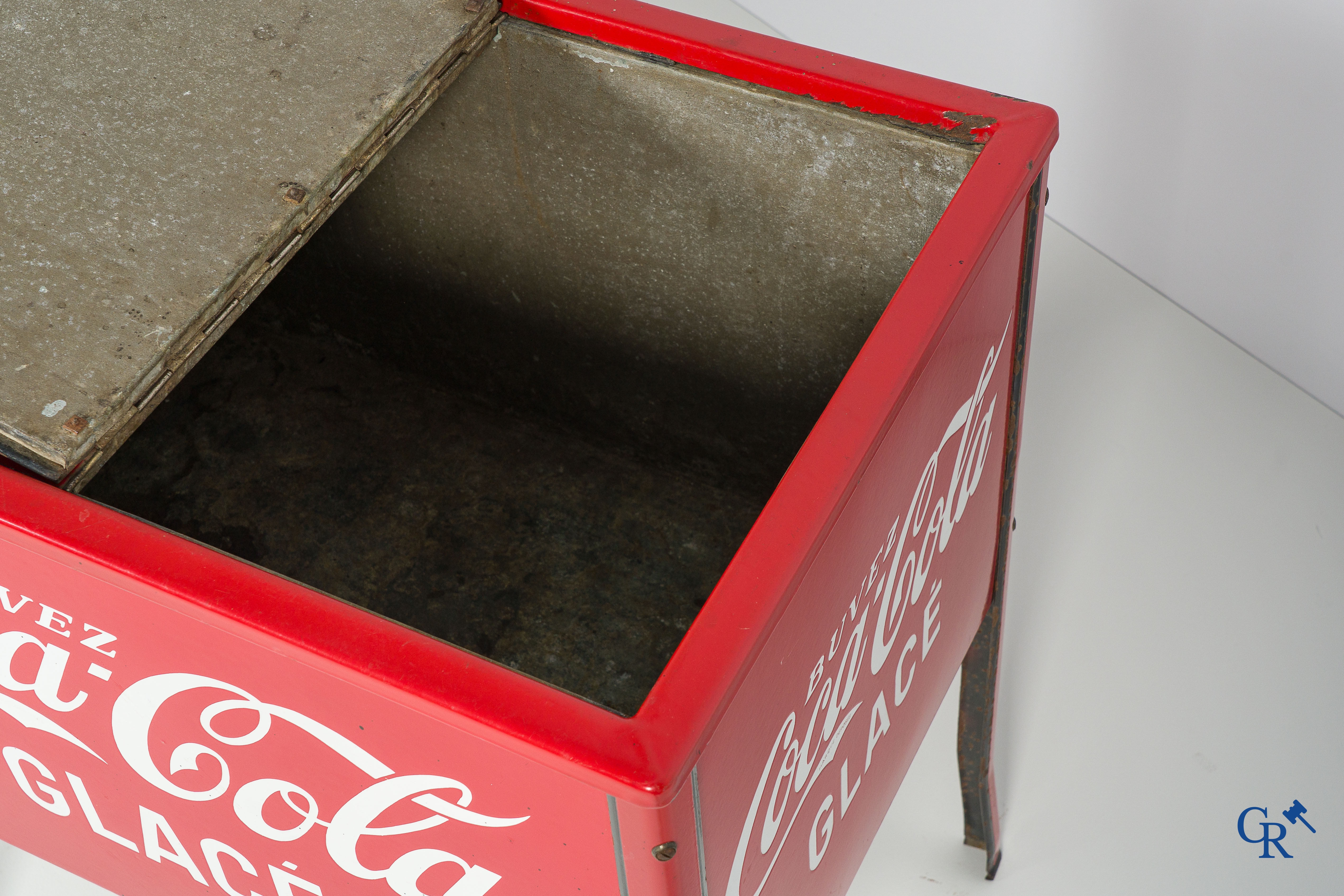 Coca-Cola. Zeldzame ijskoeler in geëmailleerd metaal. Belgische makelij, circa 1940-1950.