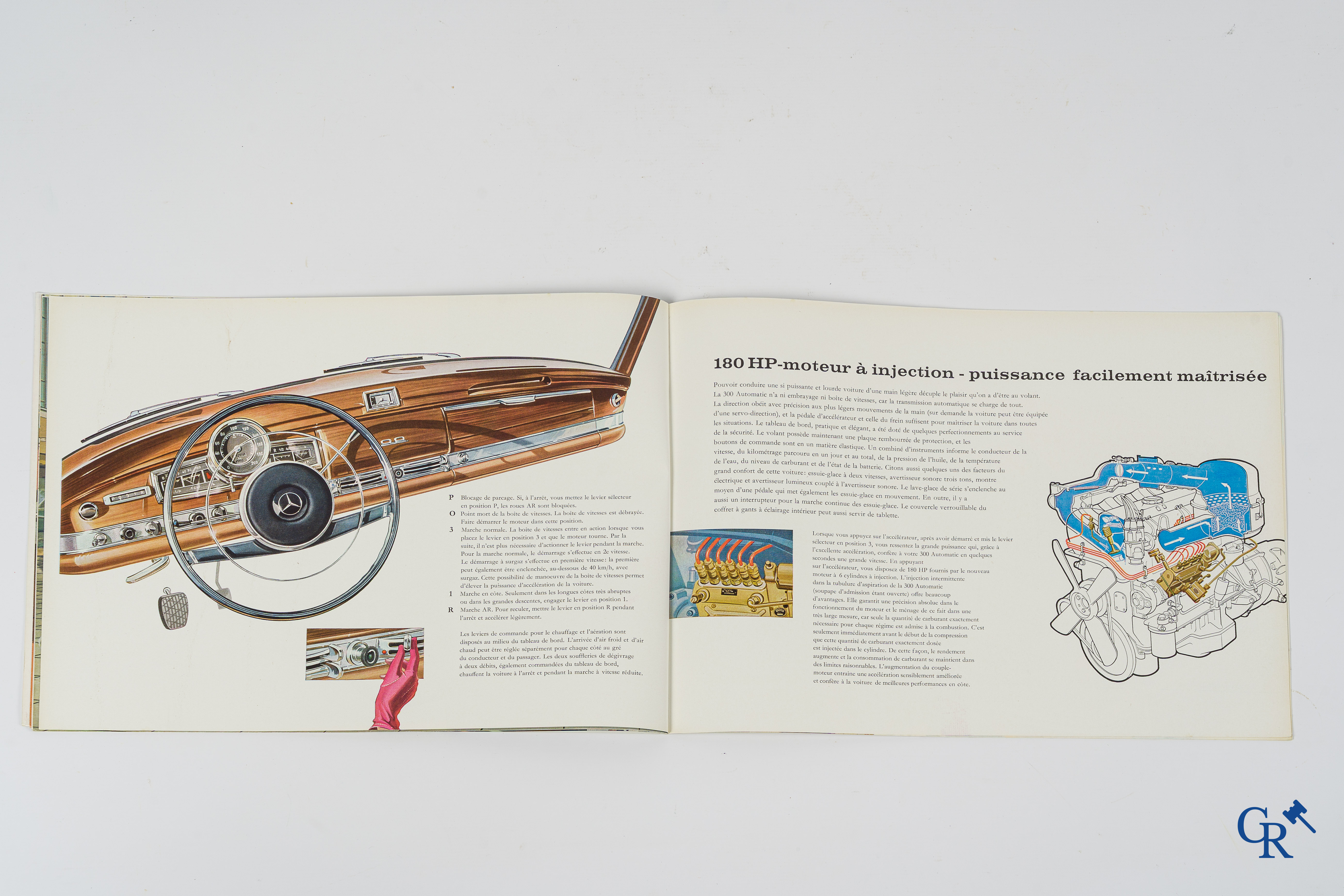 Automobilia. Mercedes Benz. Lot met 5 luxe catalogen of publiciteitsfolders voor diverse modellen.