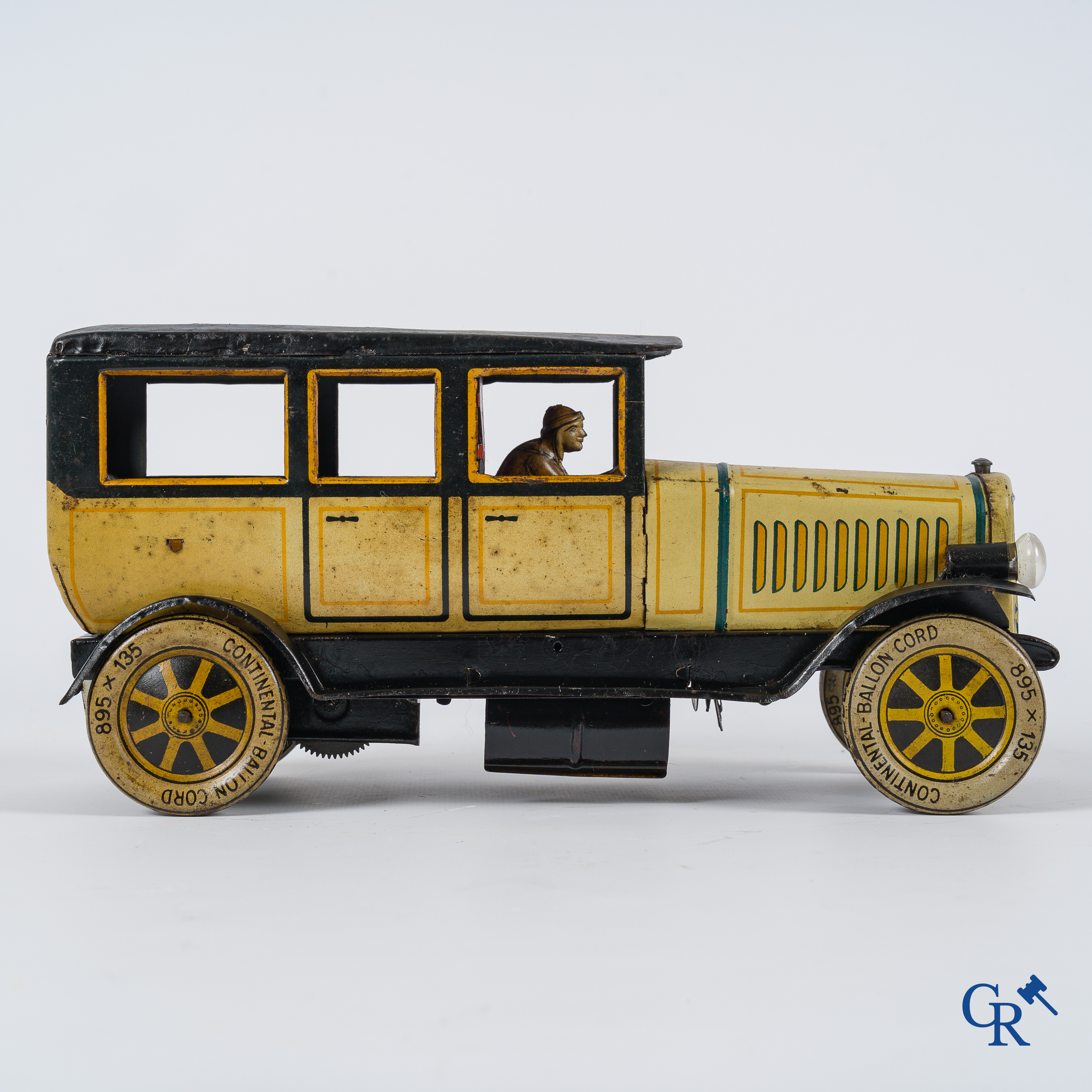 Oud speelgoed. Distler, Duitsland. Limousine met bijhorende garage. Metaal met opwindmechanisme. Jaren '20-'30.