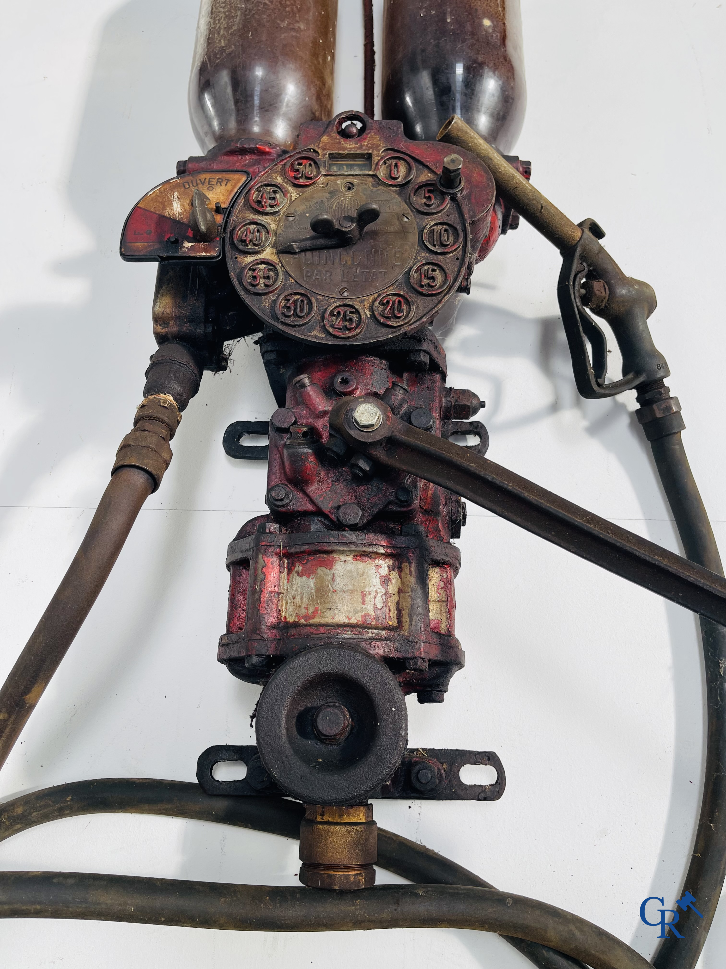 Automobilia. 20'er jaren benzinepomp in originele staat met globes in glas. Carbox S.A.