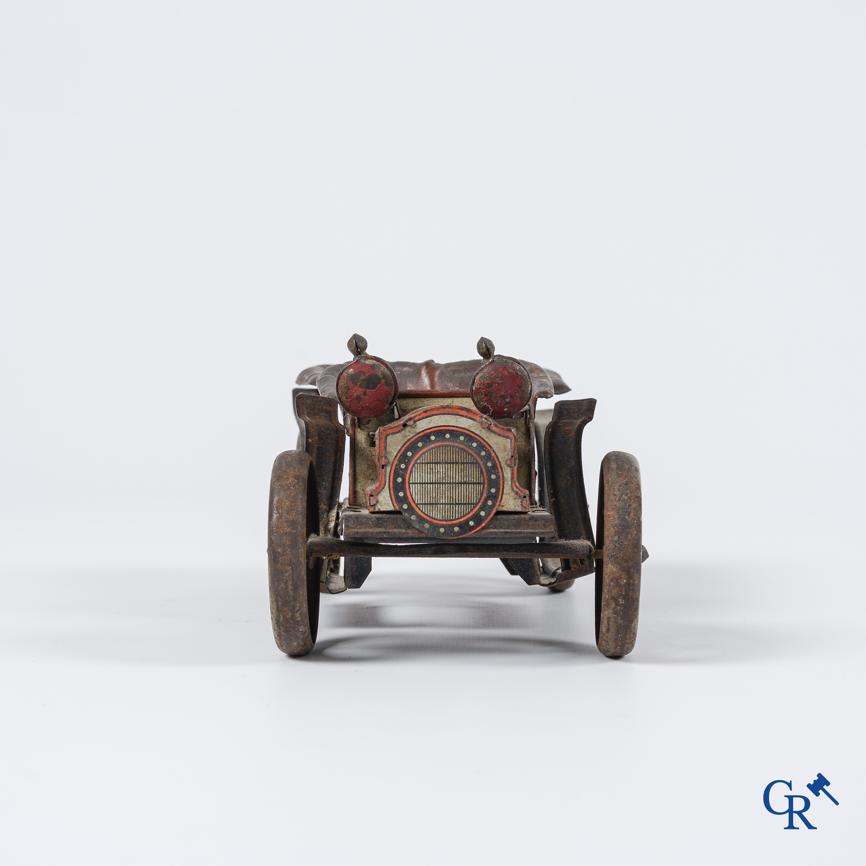 Oud speelgoed. Duitsland, Circa 1910. Een 4-zit personenwagen in beschilderd blik.