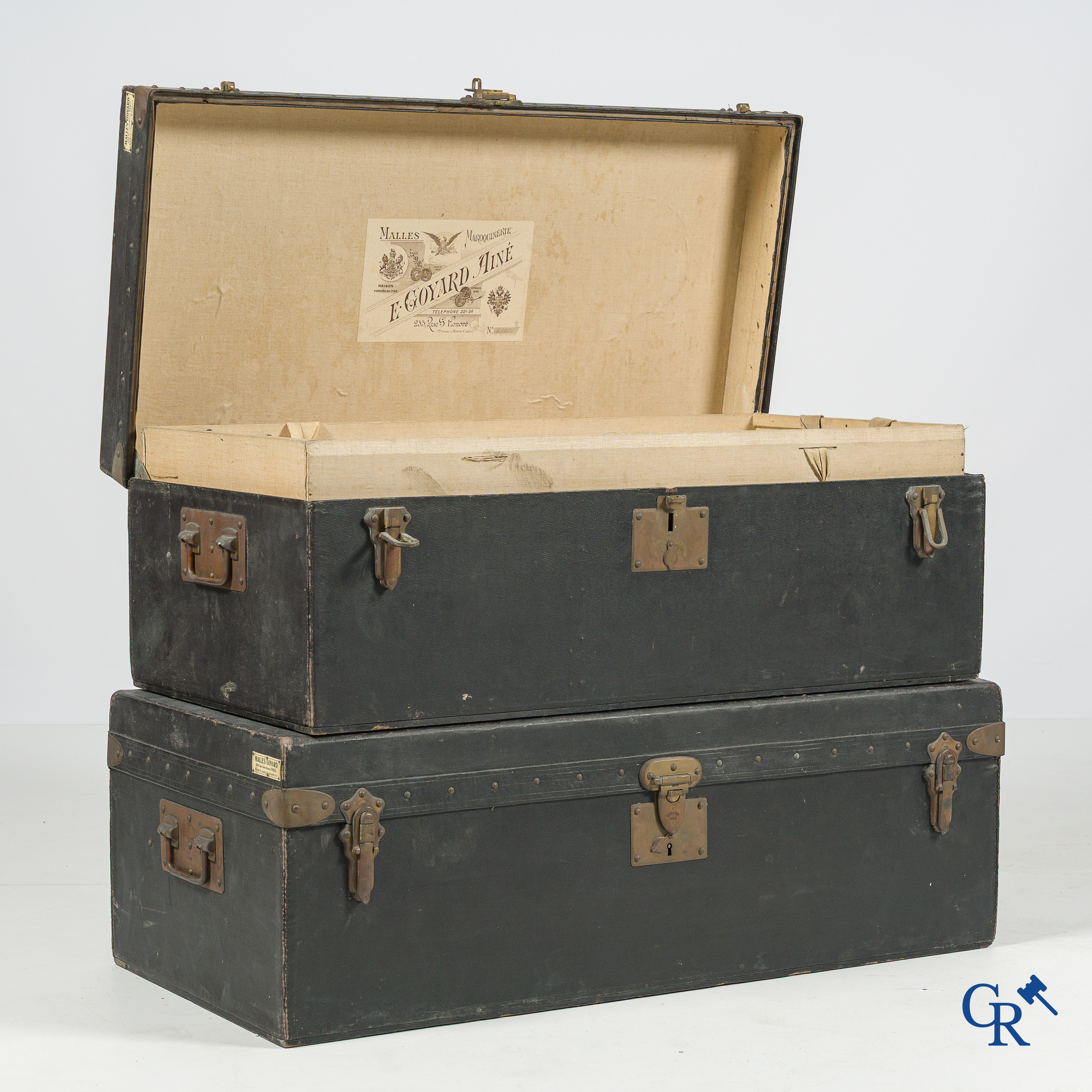 Malles Goyard, 233 Rue Saint Honoré, Paris. 2 Autokoffers in zwart leder. Circa 1930.