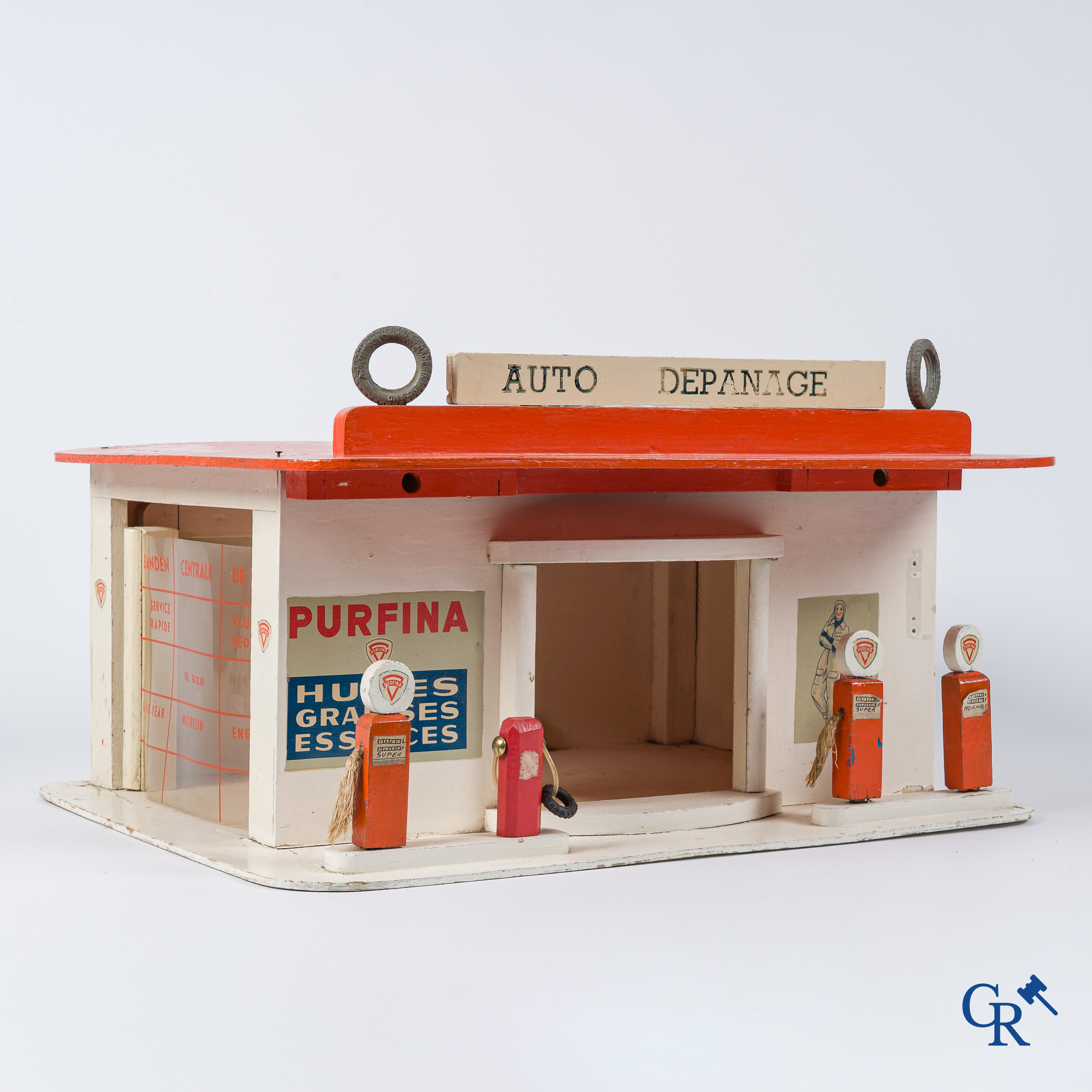 Purfina. Garage de jouets avec publicité pour les huiles, graisses et essences de Purfina. Années '50.