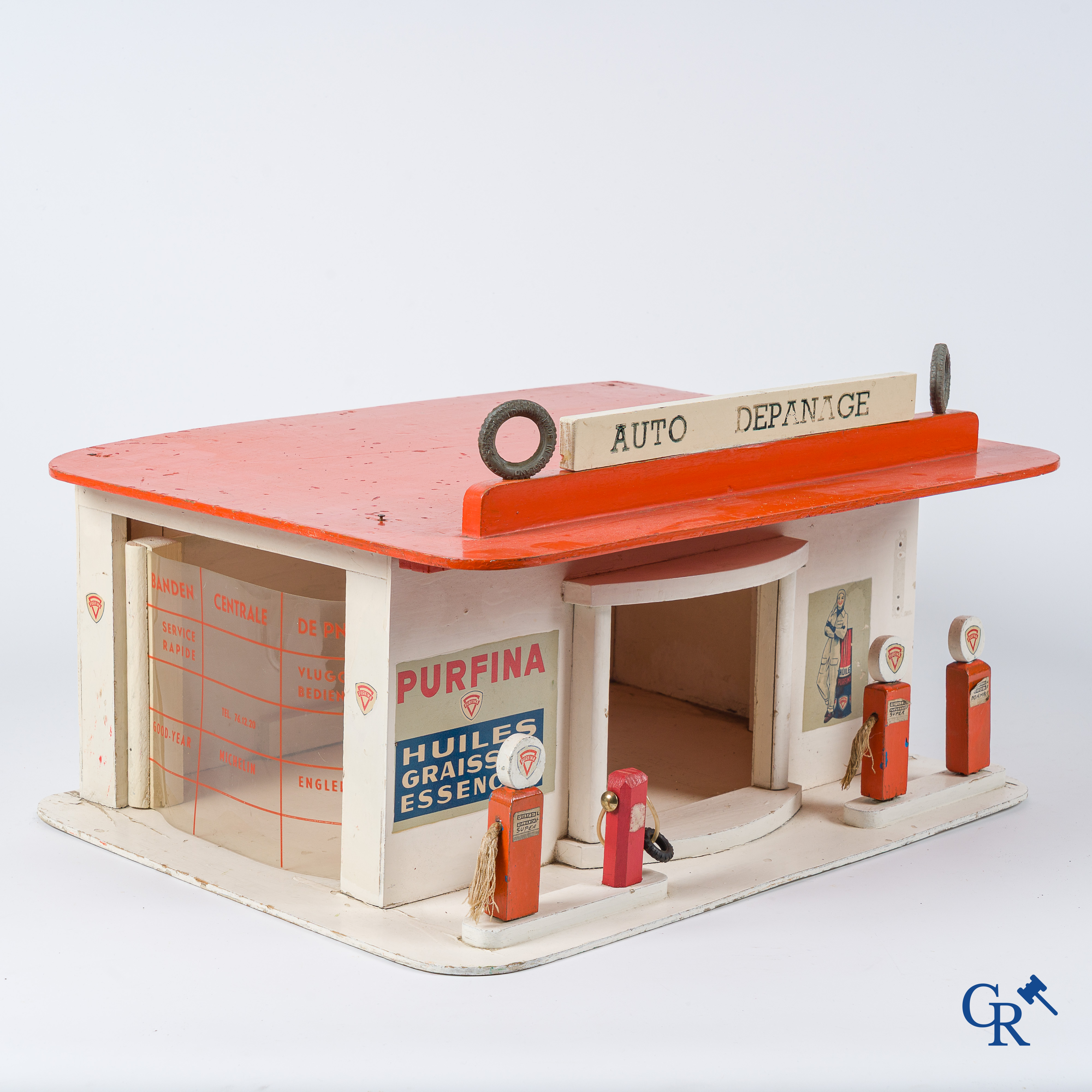 Purfina. Garage de jouets avec publicité pour les huiles, graisses et essences de Purfina. Années '50.