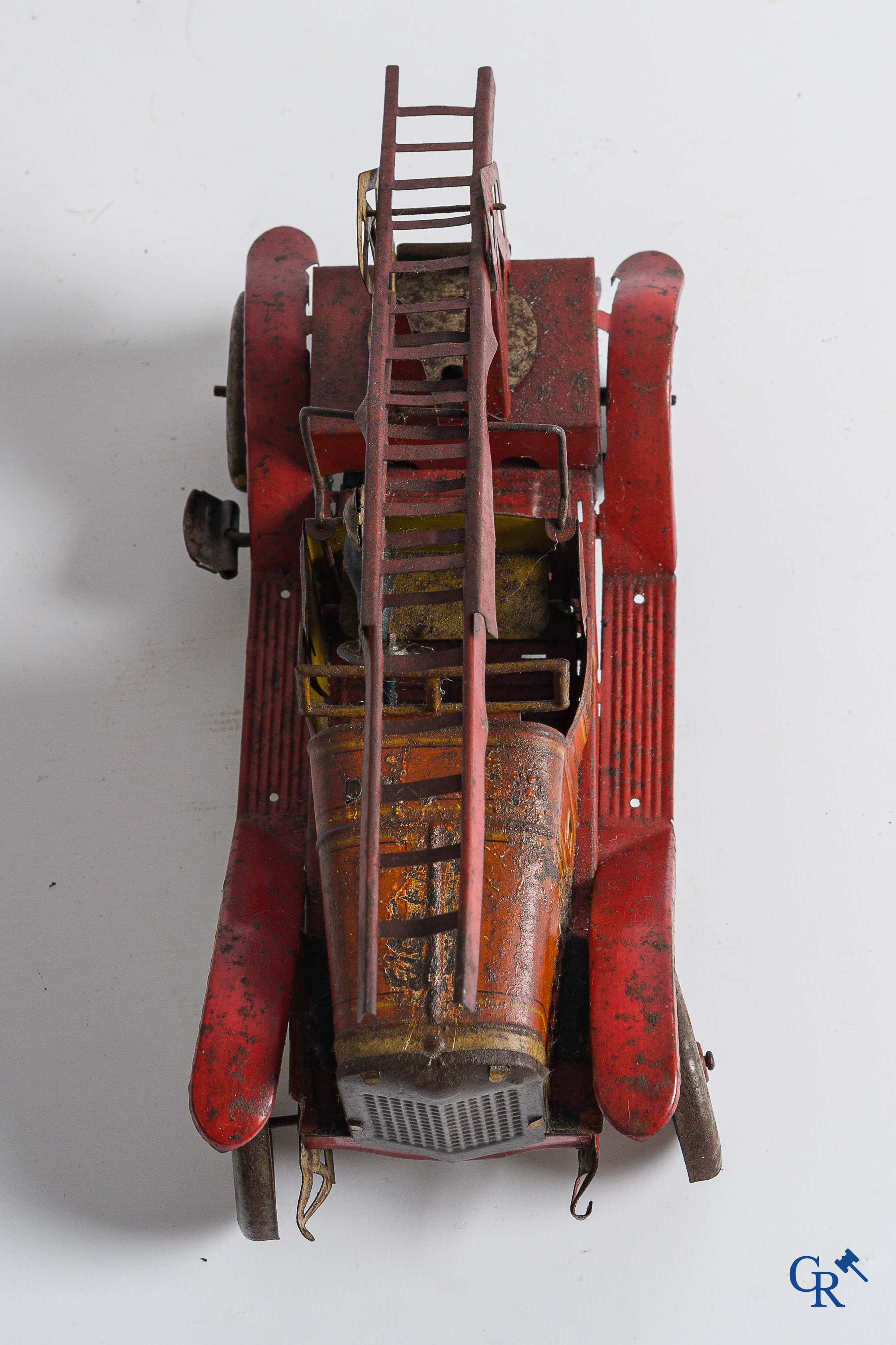 Oud speelgoed. Charles Rossignol, Frankrijk. Brandweerwagen in beschilderd blik.