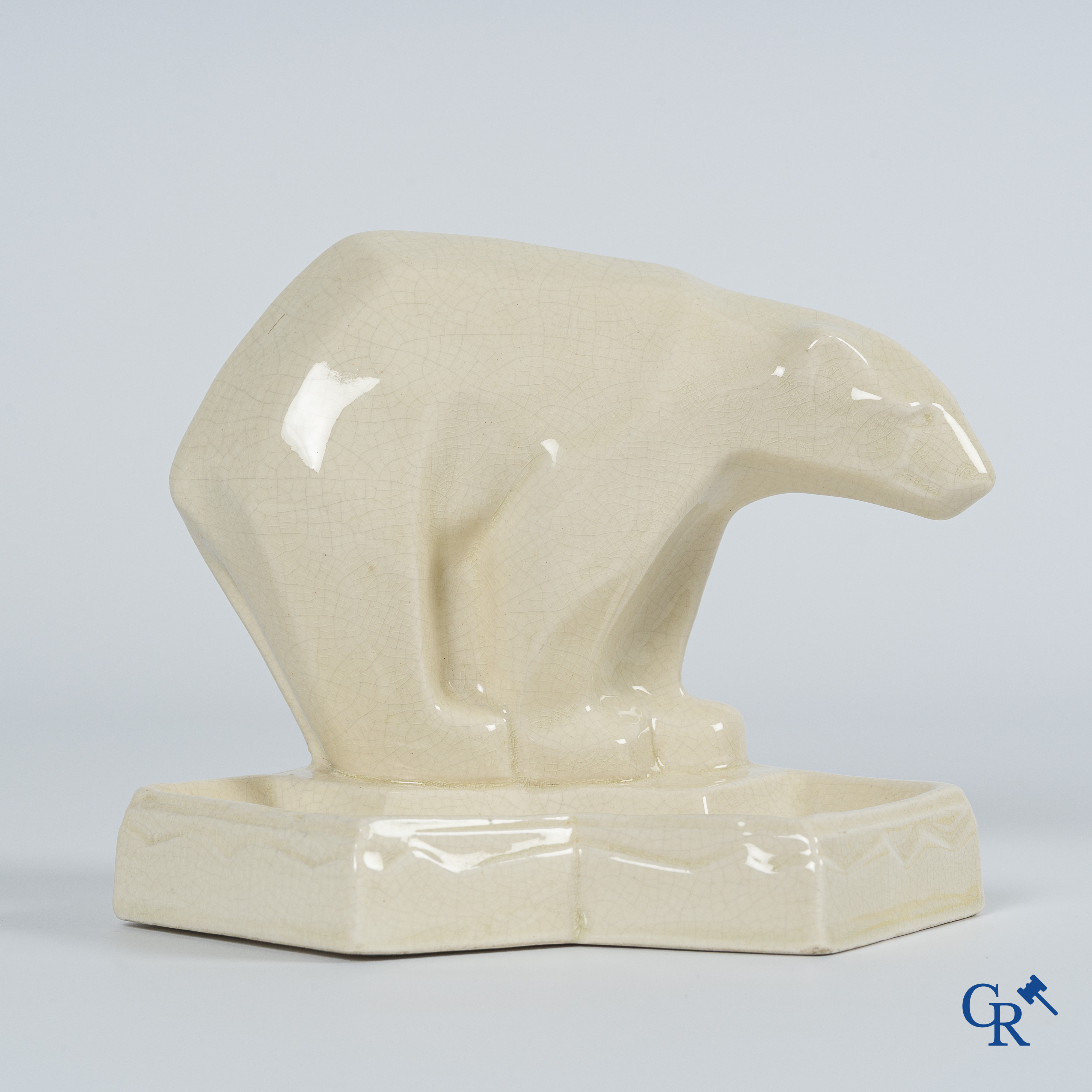 Art Deco. Vide poche in craquelé faience met voorstelling van een ijsbeer. Circa 1930.