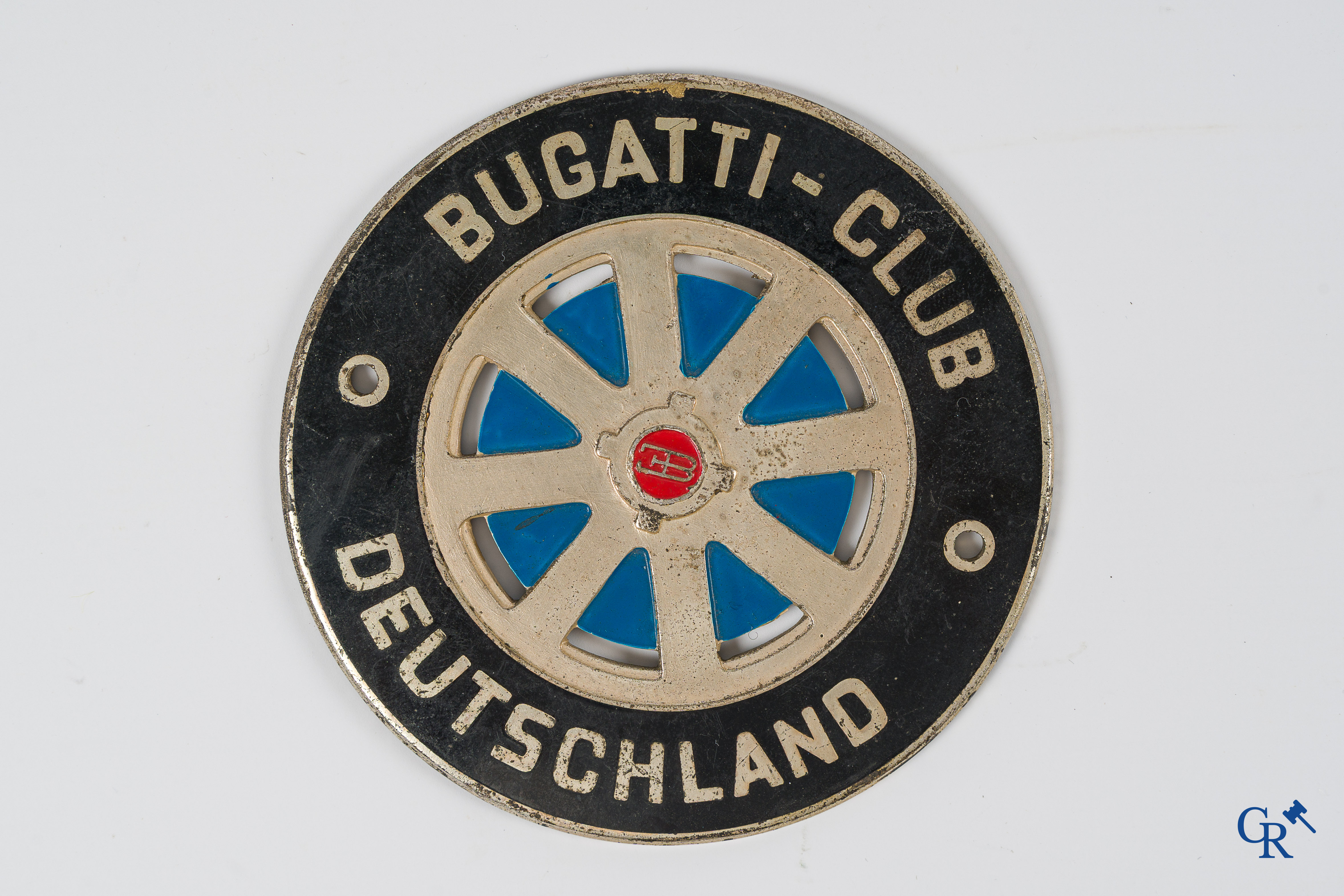 Bugatti, 2 originele Bugatti-club badges of grille tekens. Gemerkt F. Hofstätter, Bonn. Circa 1960.