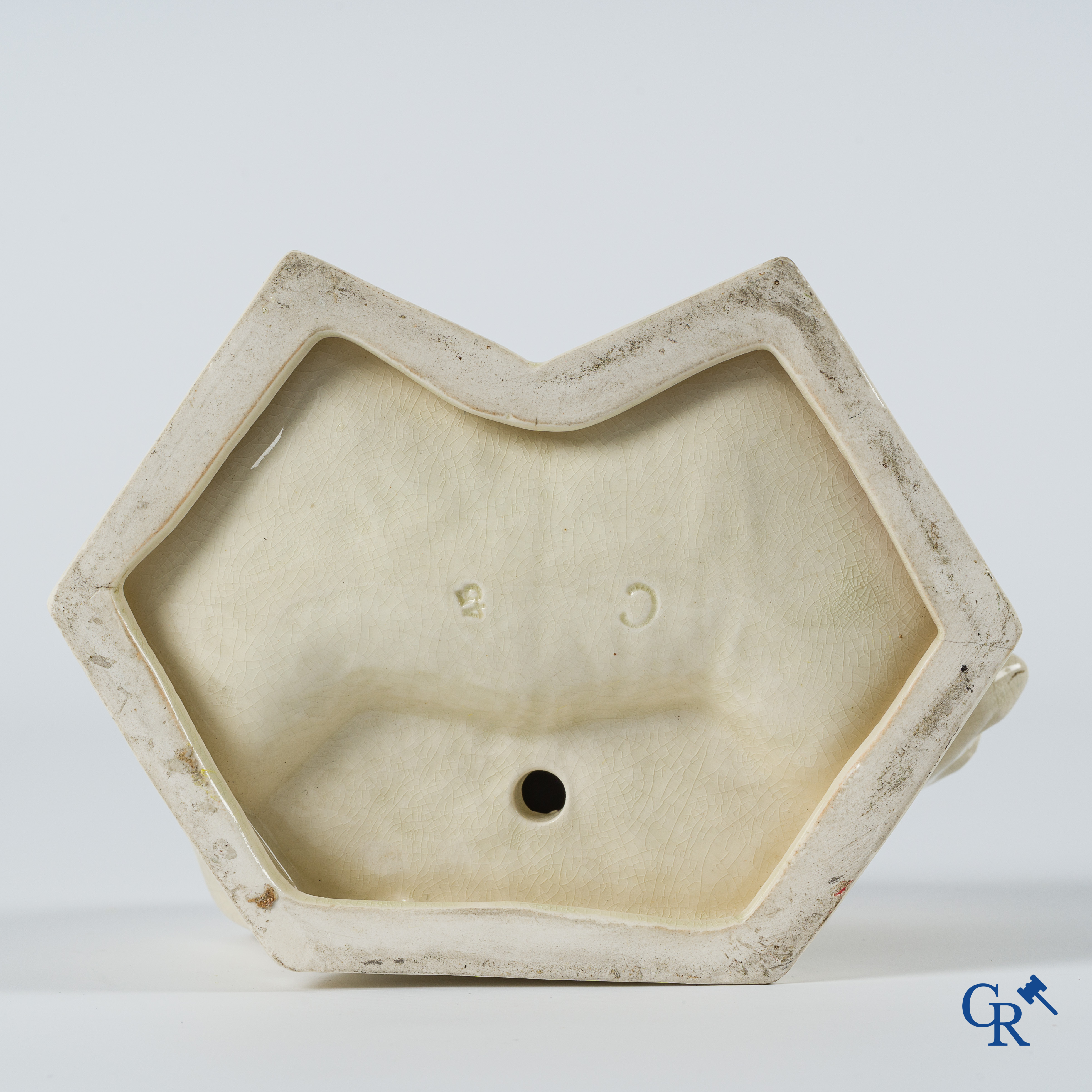 Art Deco. Vide poche in craquelé faience met voorstelling van een ijsbeer. Circa 1930.