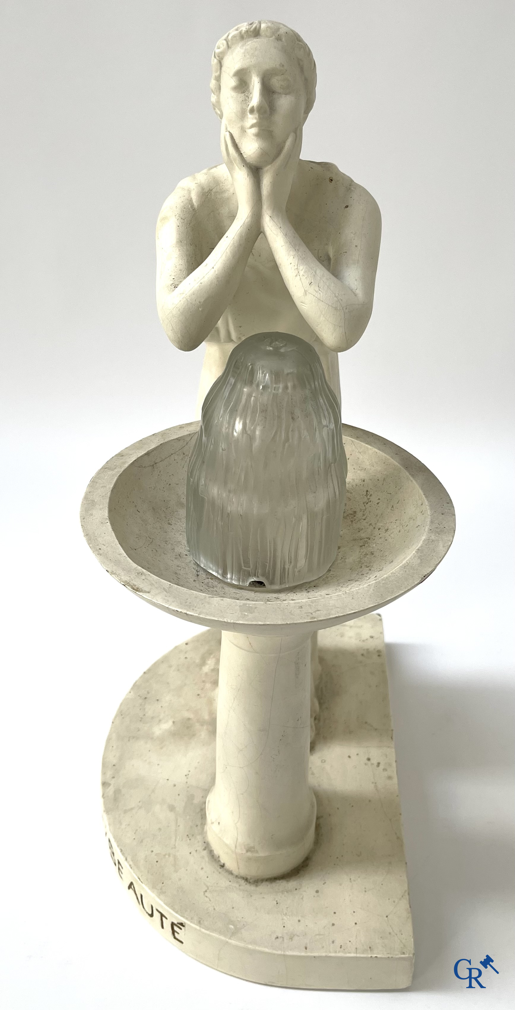 Vichy, Source de beauté. Lamp in papier-maché opgelegd met gepatineerd plaaster. Vroege uitvoering circa 1930-40.