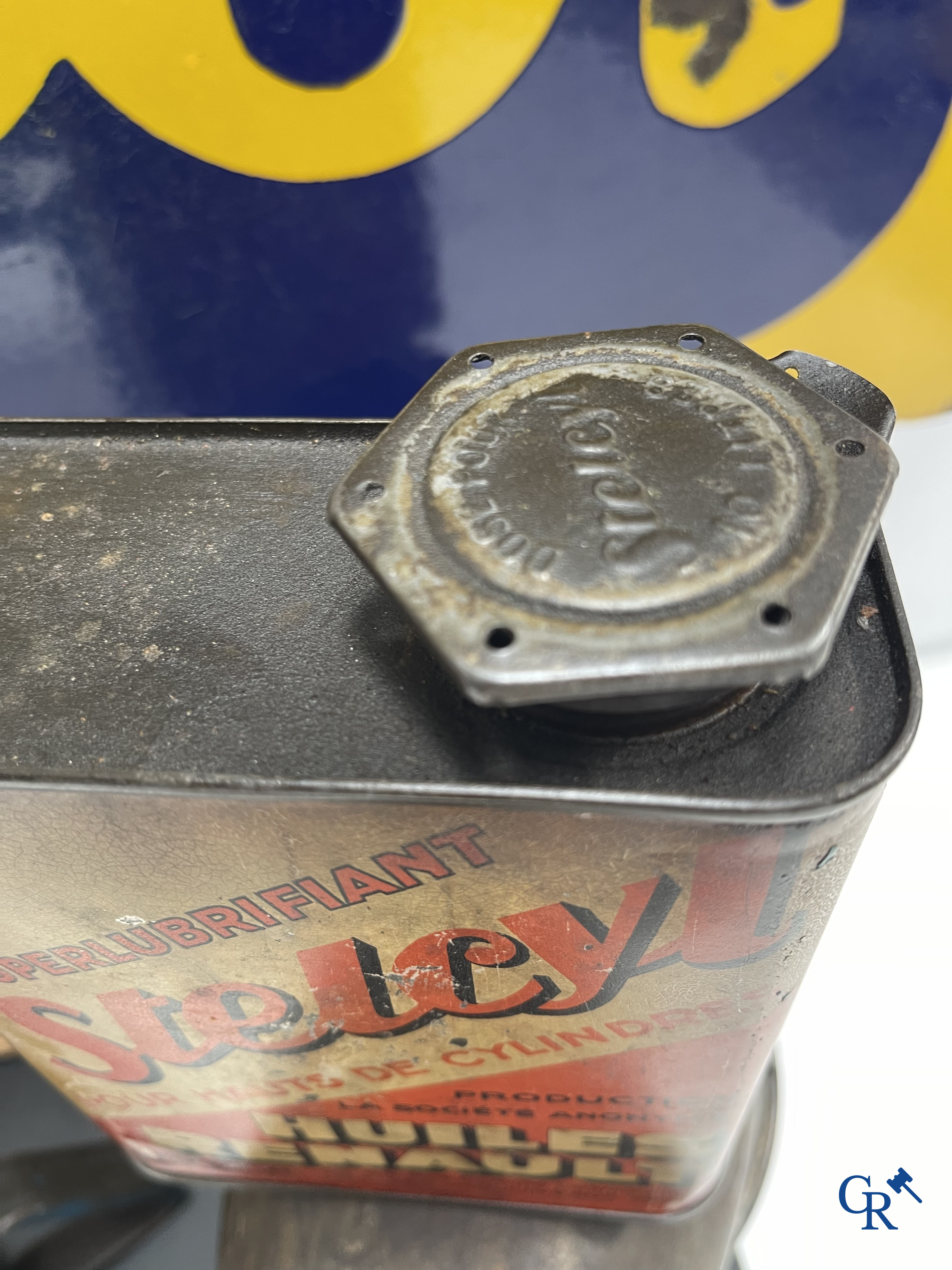Automobilia, Lot avec une plaque émaillée publicitaire Peugeot, des bidons d'huile et une caisse en bois Huiles Renault.