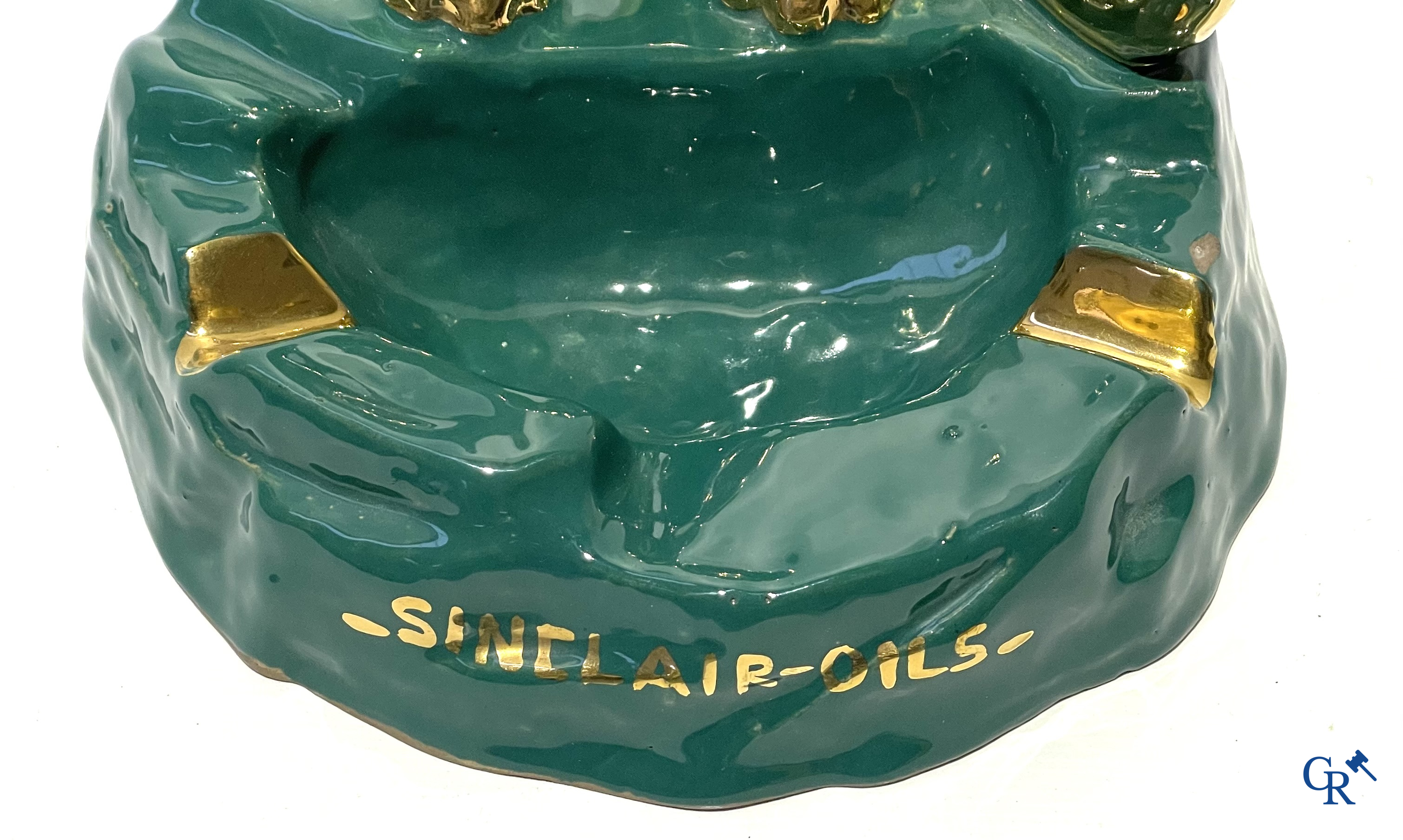 Sinclair. Publiciteitsasbak met een dinosaurus in geëmailleerde faience voor de Sinclair Oil Corporation. 50'er jaren.