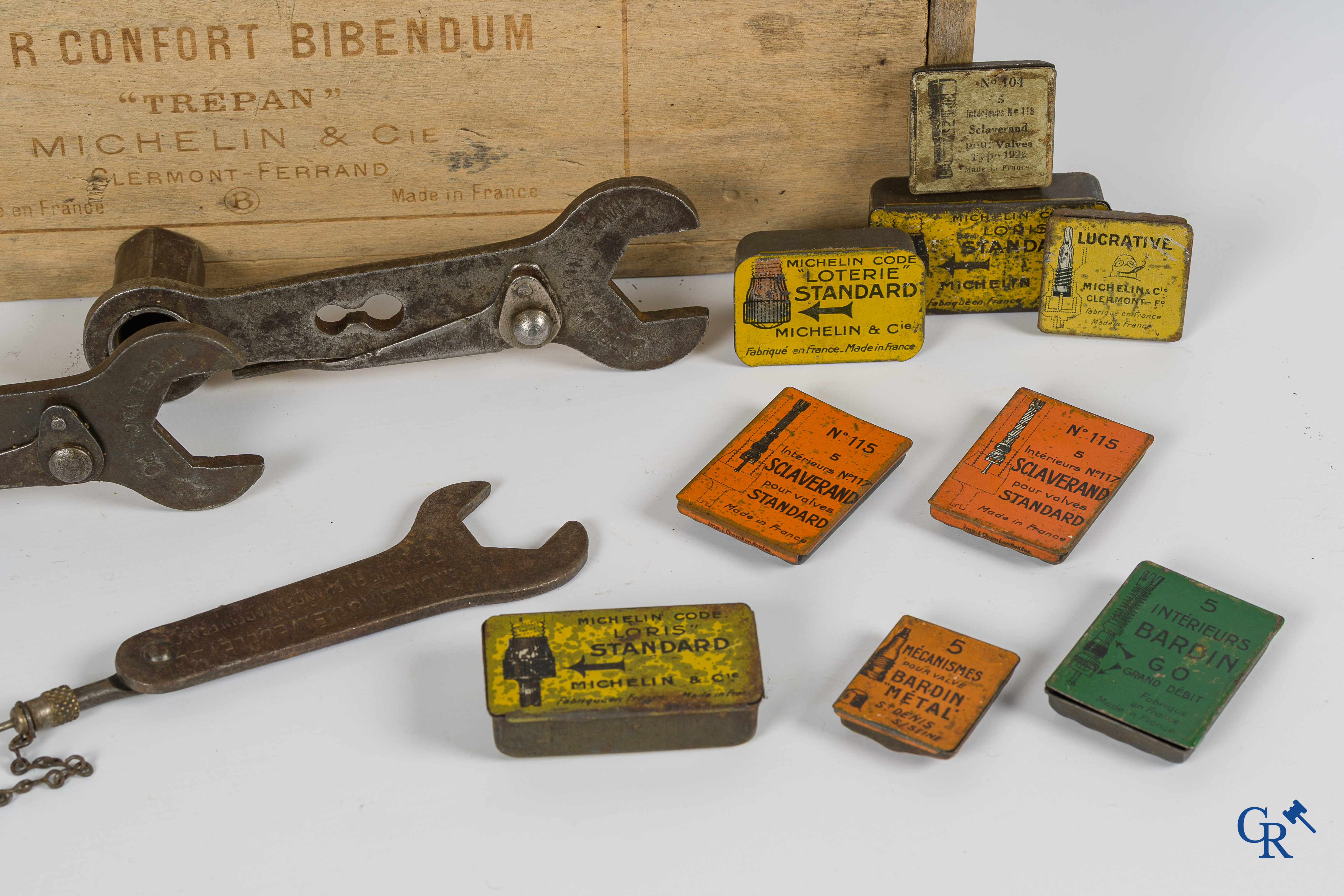 Automobilia. Michelin. Een vroege reparatiekit "Trépan" en een mooi lot blikdozen. Circa 1910-1930.