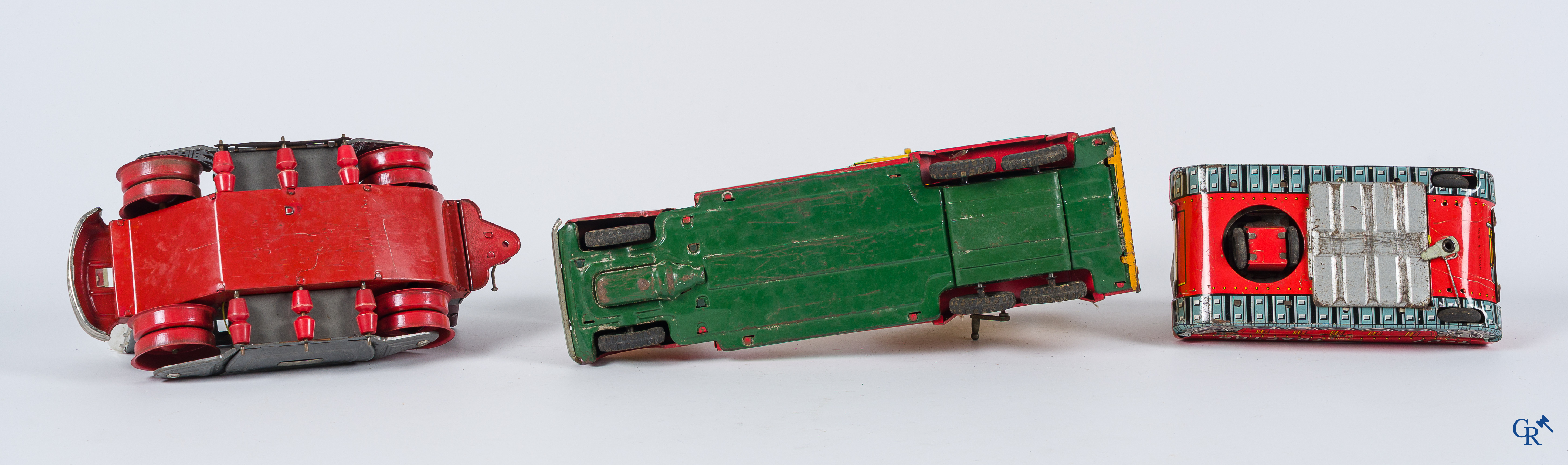 Oud Speelgoed. Japan. Lot met blikken speelgoed, made in Japan. 2 Tractors en een kraanwagen.