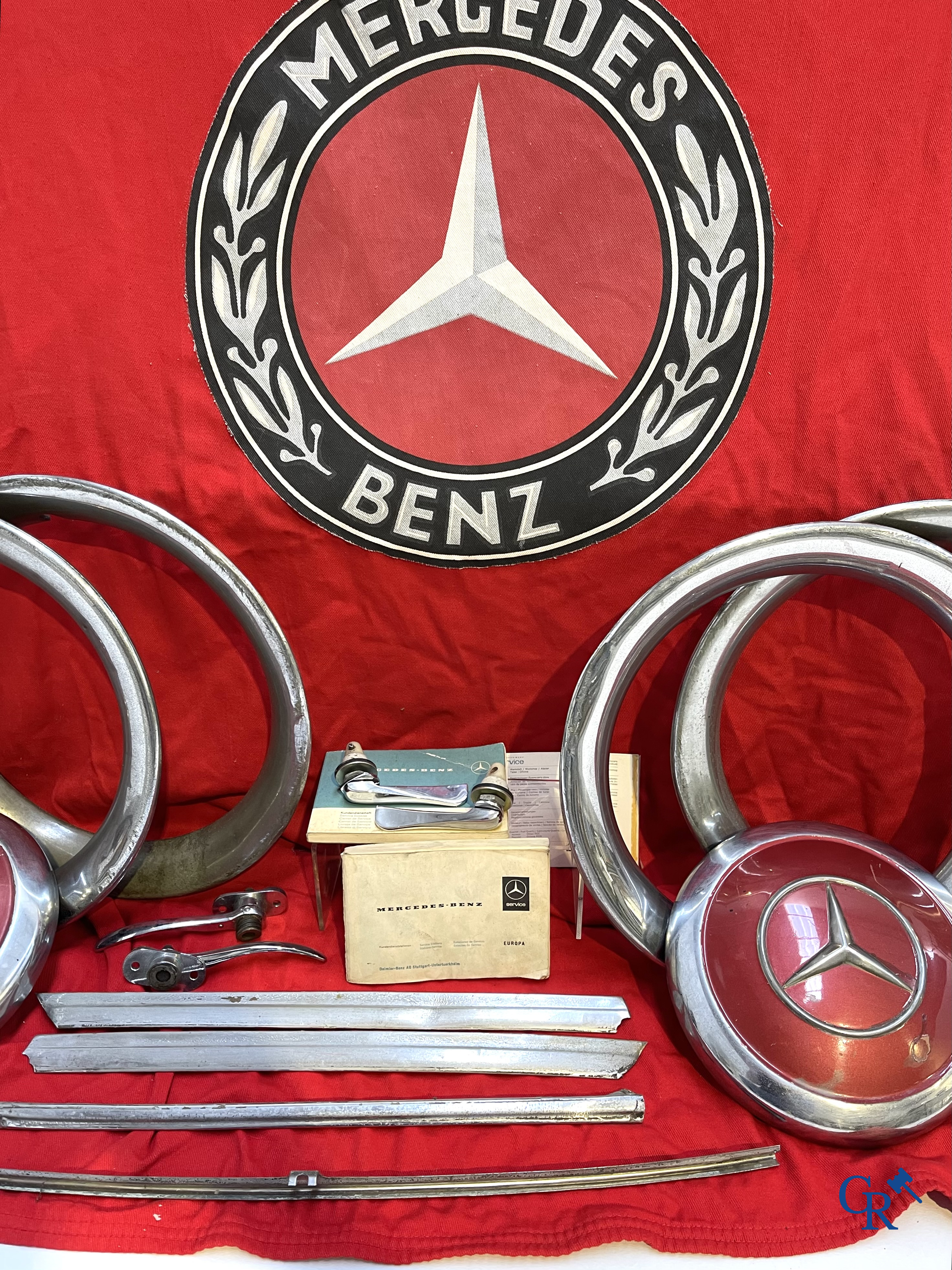 Mercedes-Benz 250 SL Pagode 1967. Een beschermhoes met embleem, 4 originele wieldoppen, en diverse onderdelen.