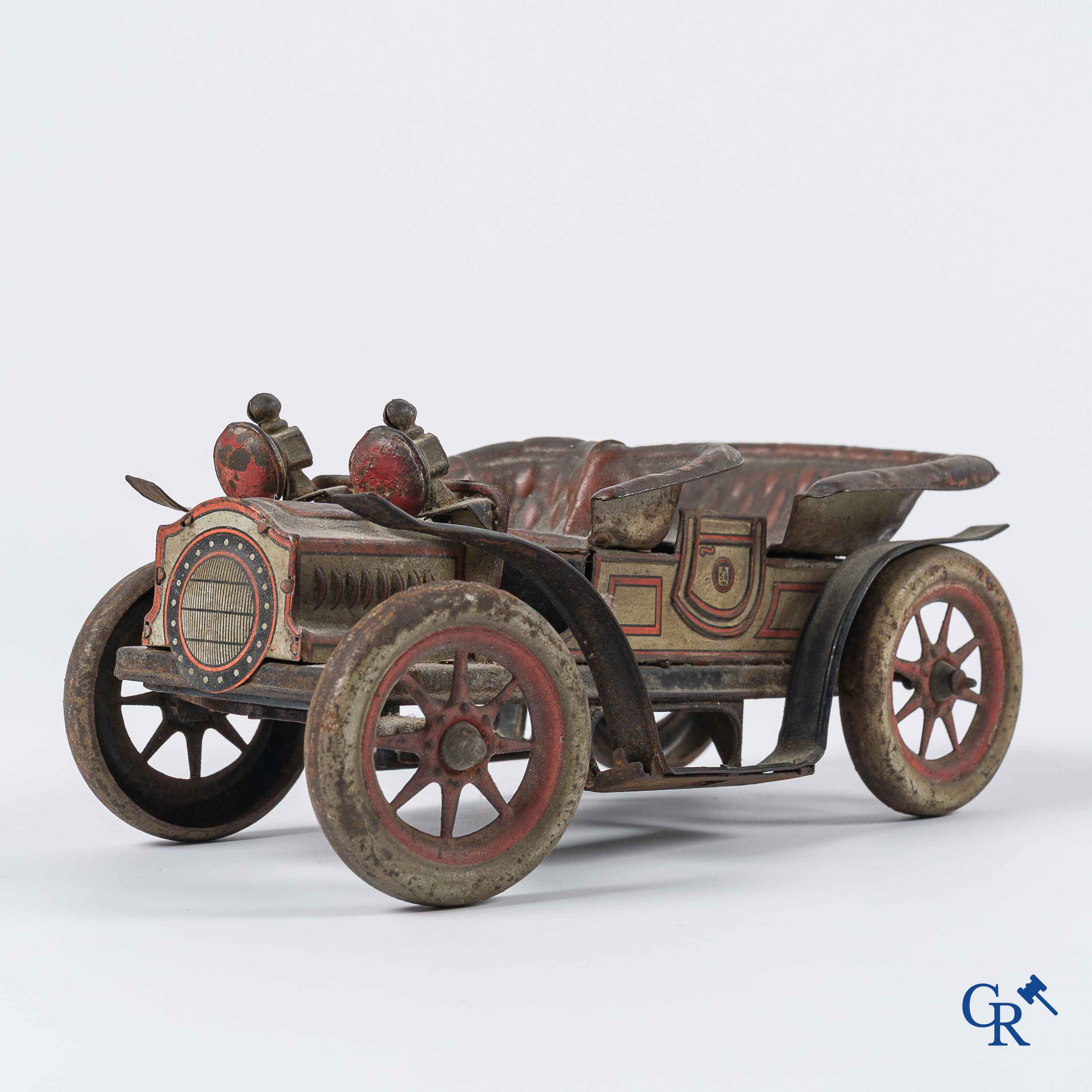 Oud speelgoed. Duitsland, Circa 1910. Een 4-zit personenwagen in beschilderd blik.