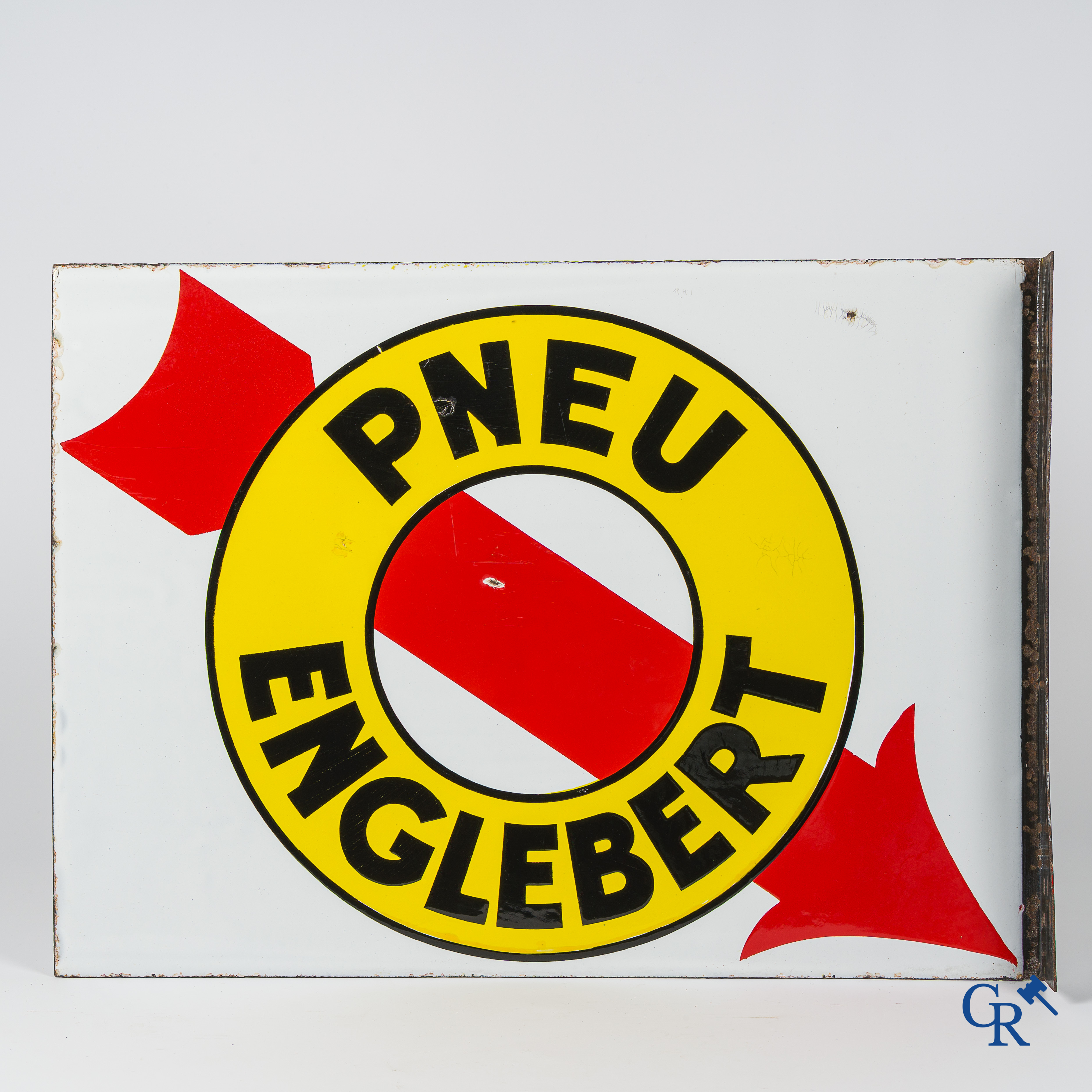 Pneu Englebert. Dubbelzijdig geëmailleerd uithangbord voor autobanden van het merk Englebert. Jaren '40.