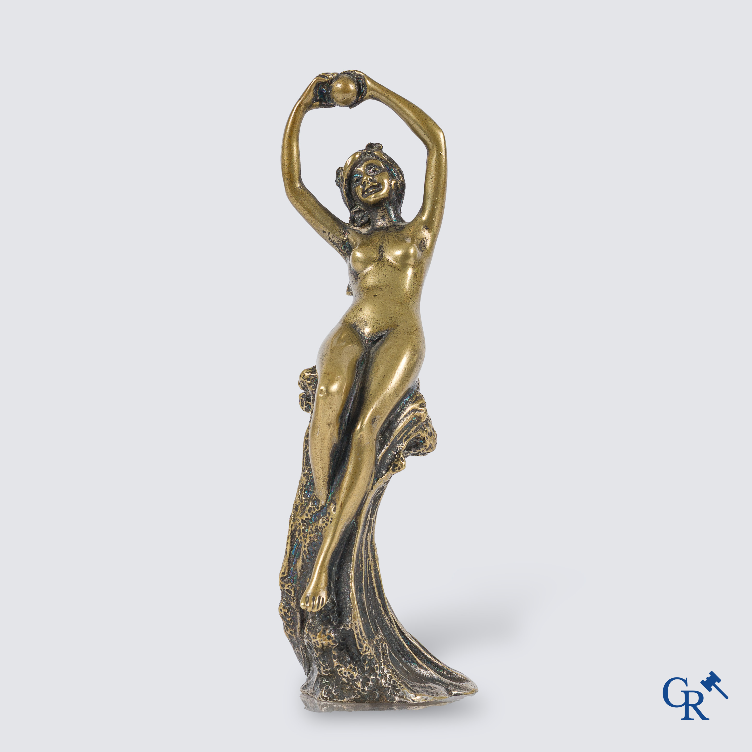 Automobilia. Een verzilverde bronzen automascotte. Circa 1920-1930.