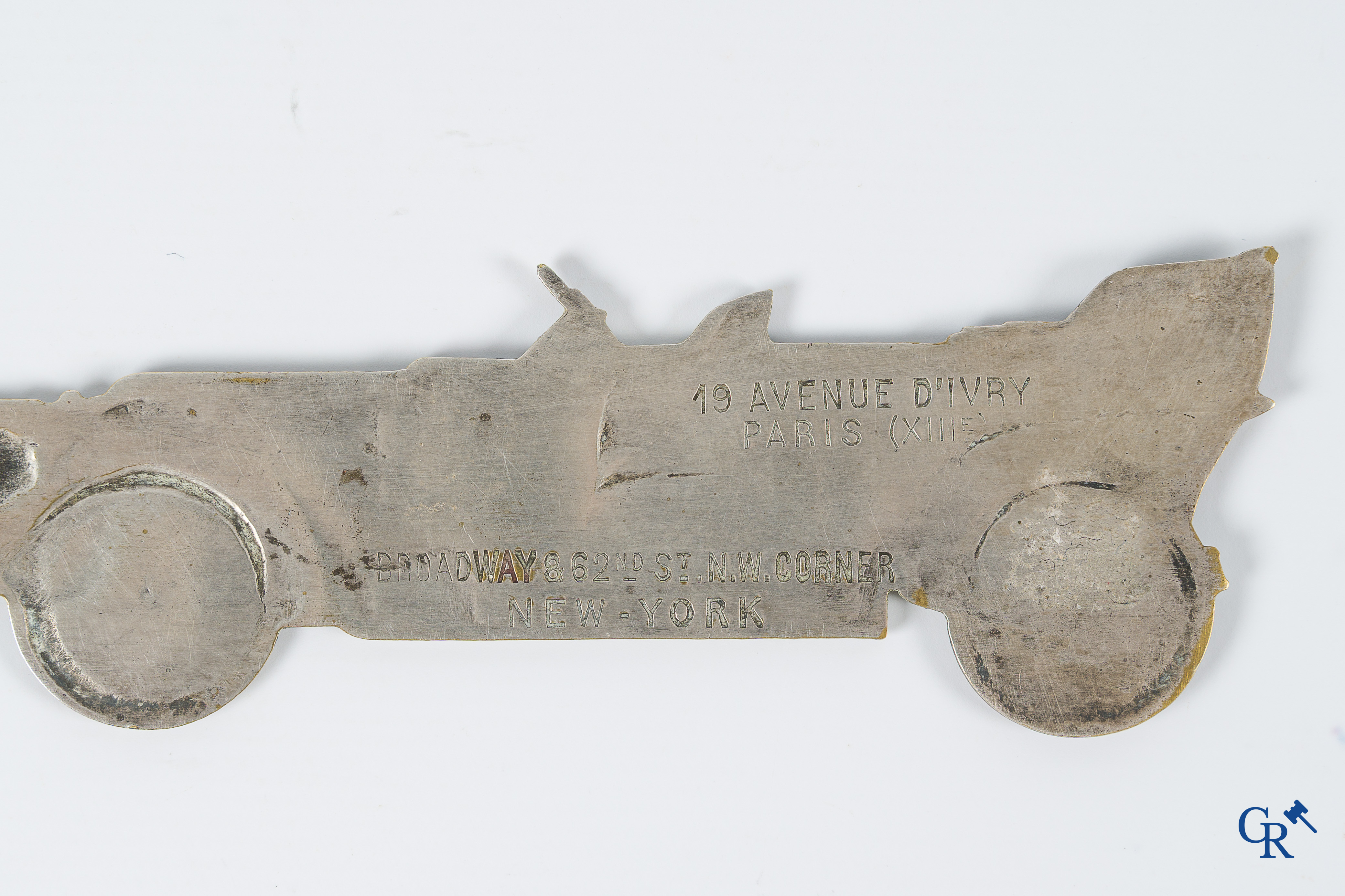 Panhard et Levassor. Briefopener in fijn geciseleerd en verzilverd brons. Circa 1920-1930.