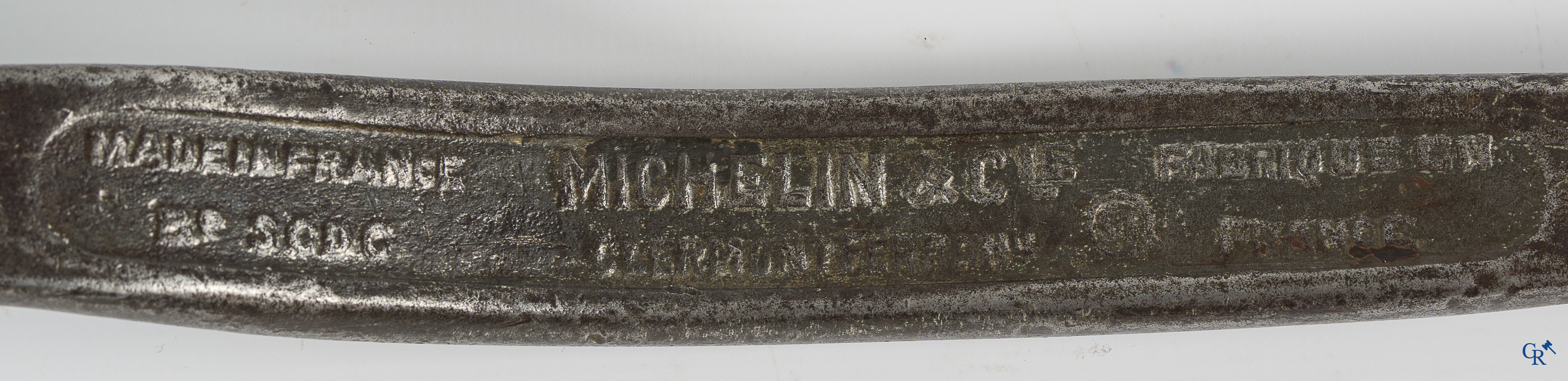 Lot avec 3 objets Michelin. Bibendum en plâtre, Bibendum en plastique dur et un outil Forum.